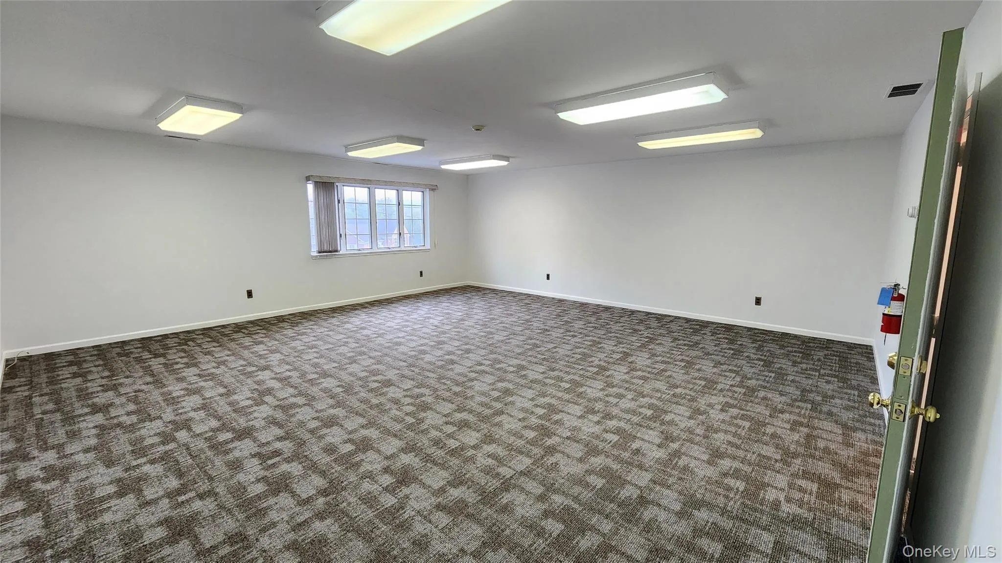 Front Center Room. Size Approx. 22.5ft x 22.5ft Front Center Room. Size Approx. 22.5ft x 22.5ft