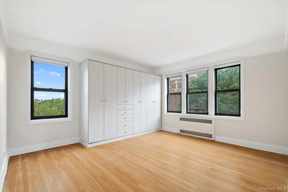 Bright bedroom with double sun exposures Bright bedroom with double sun exposures