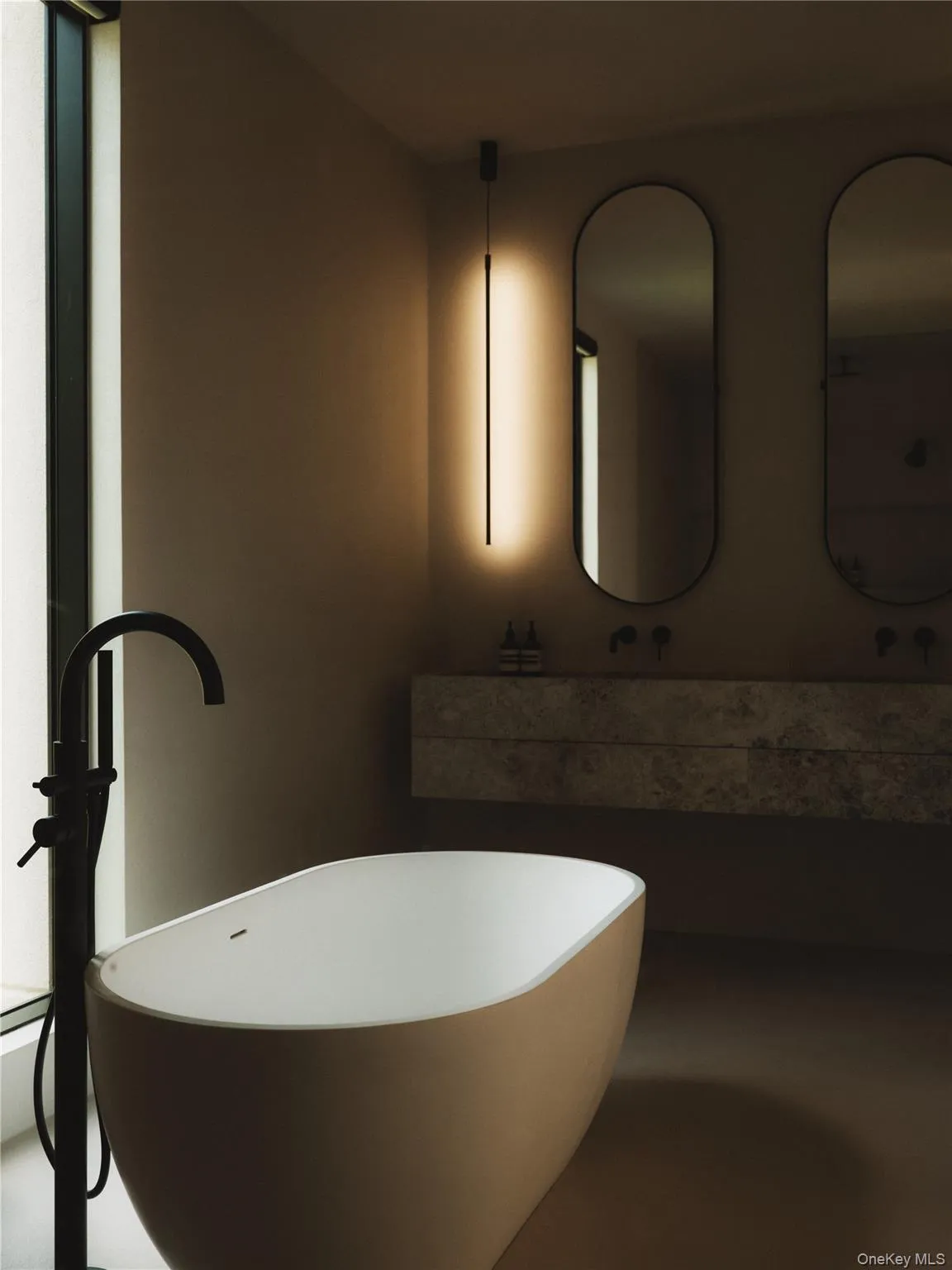 Primary Bathroom w/ double vanity & soaking tub. Primary Bathroom w/ double vanity & soaking tub.