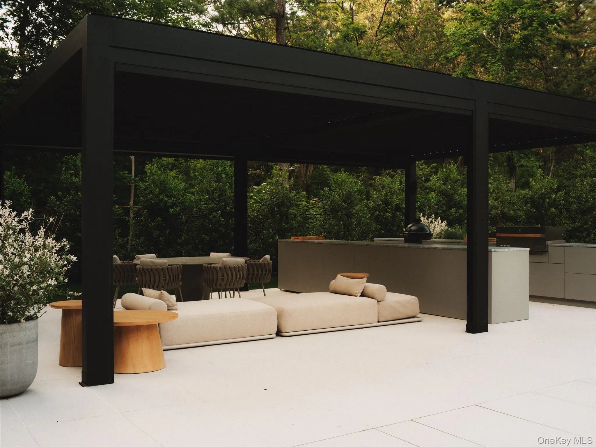 Outdoor kitchen w/ dining area and automatic screen drop downs. Outdoor kitchen w/ dining area and automatic screen drop downs.