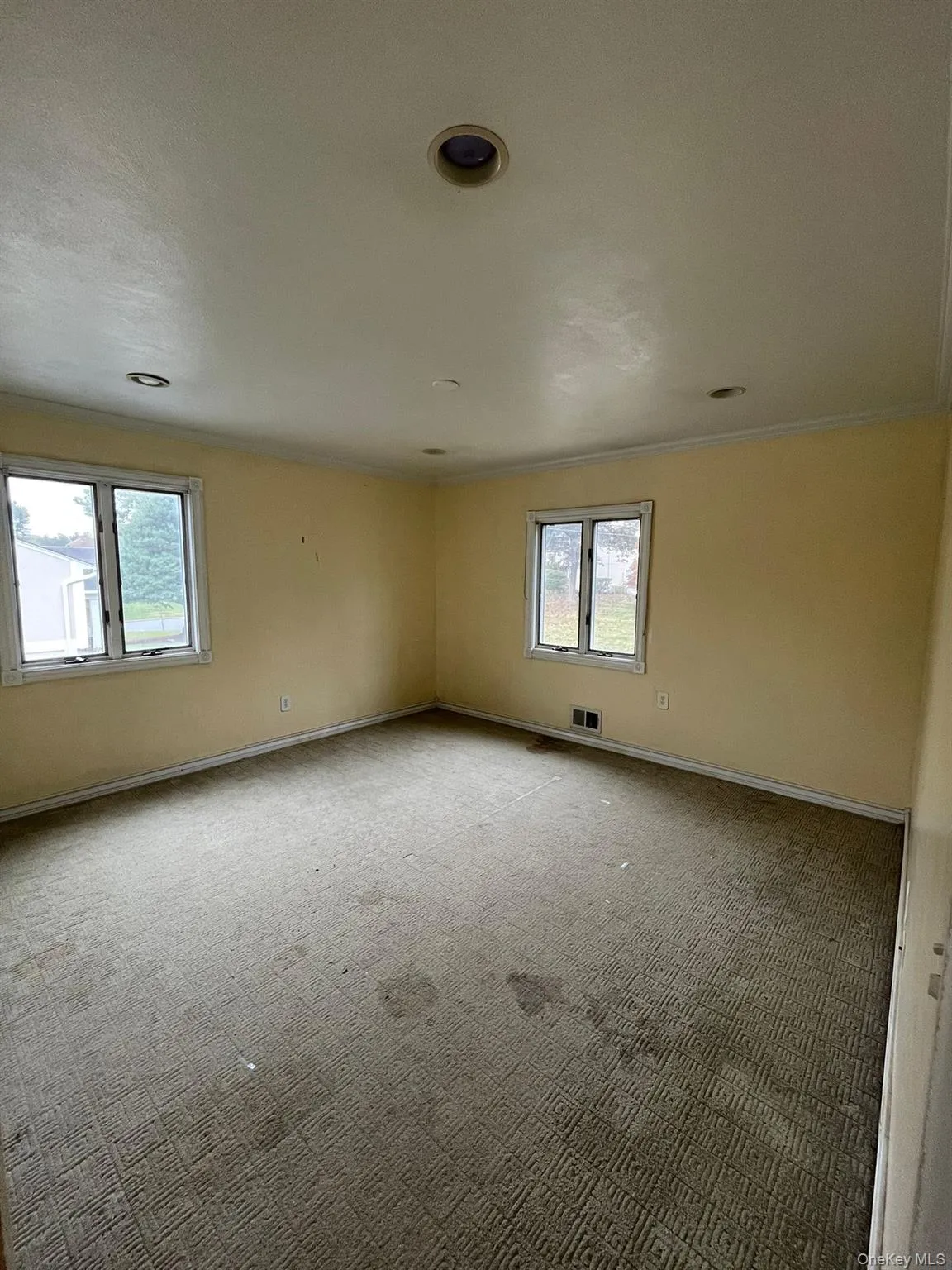 Unfurnished room with carpet floors and ornamental molding Unfurnished room with carpet floors and ornamental molding