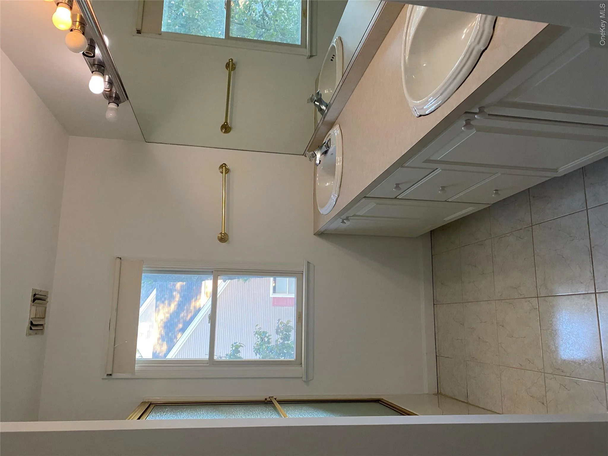 2nd Floor Full Bathroom with double vanity and tub/Shower combo. 2nd Floor Full Bathroom with double vanity and tub/Shower combo.
