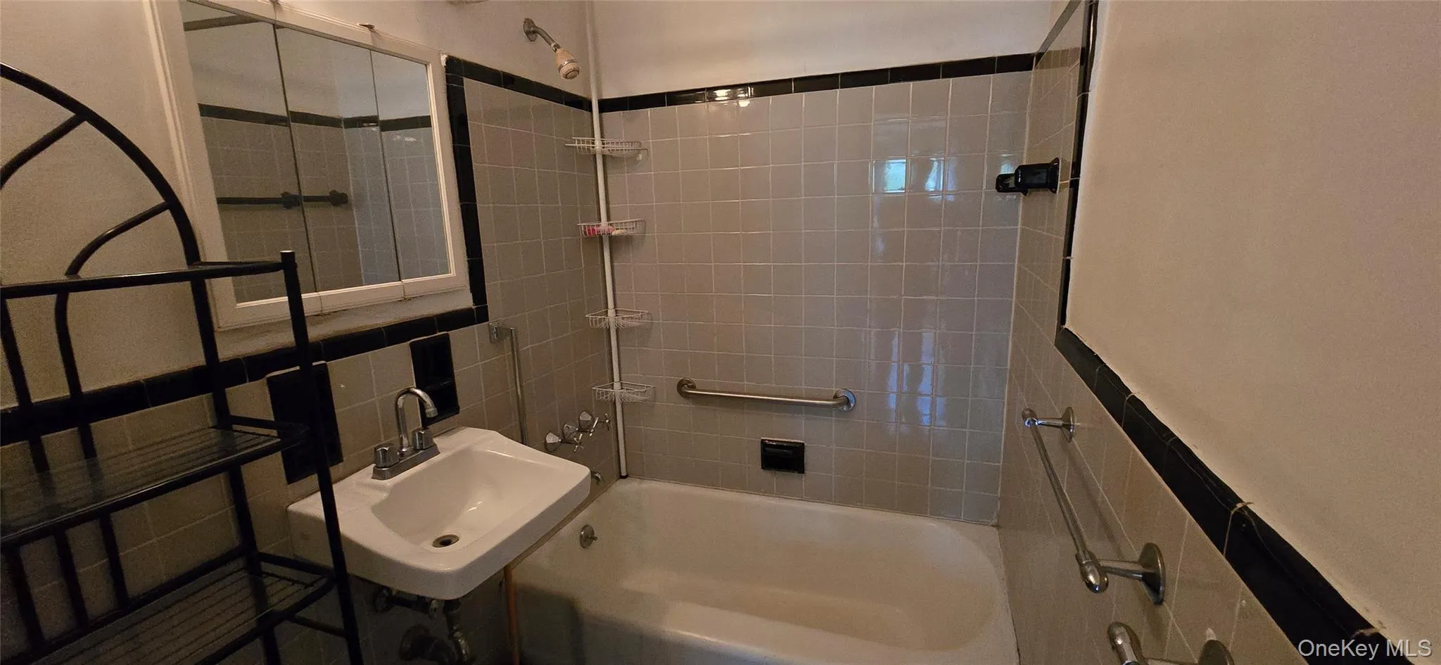 Bathroom with shower / bathtub combination and tile walls Bathroom with shower / bathtub combination and tile walls