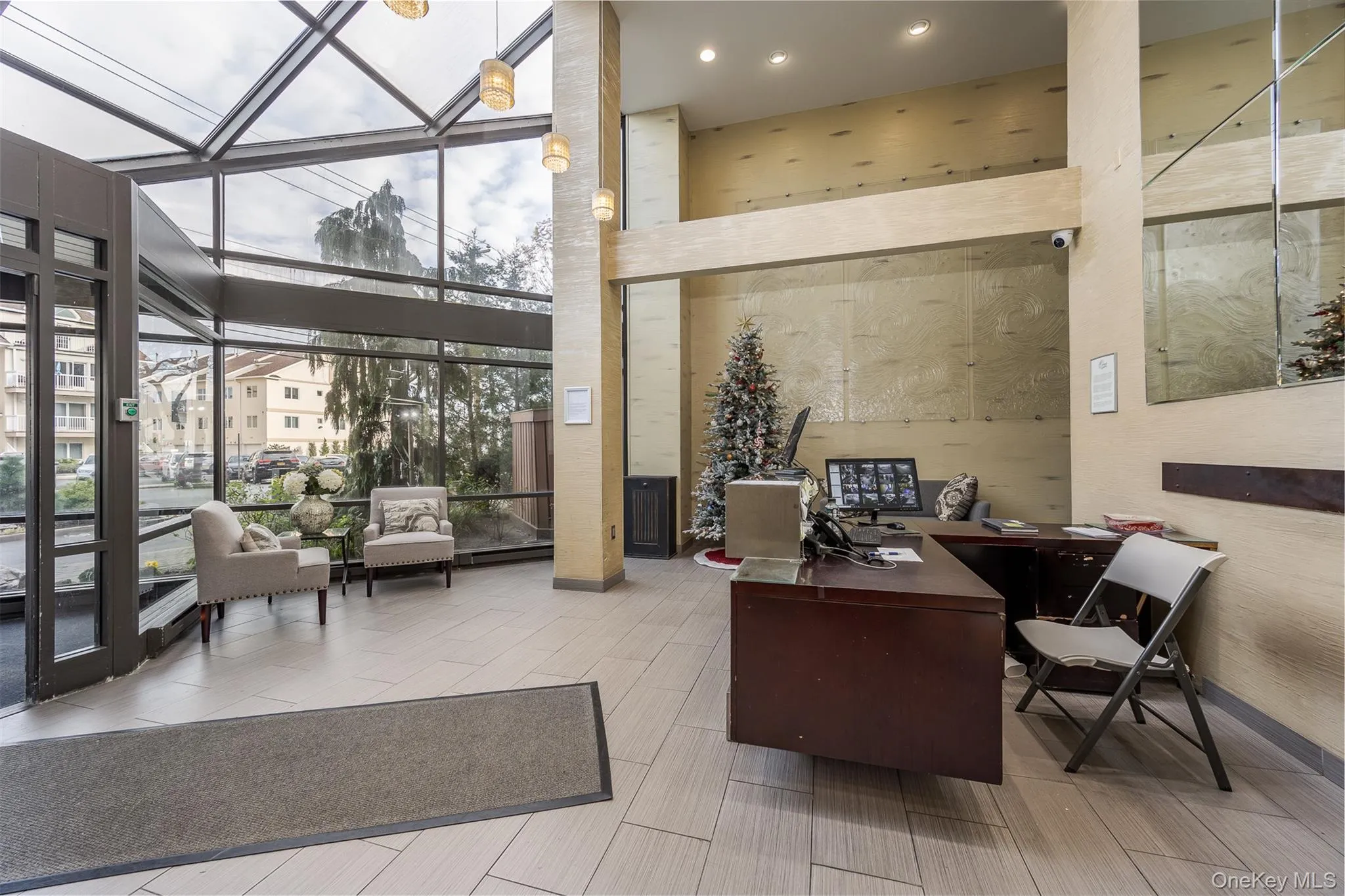 Grand lobby with 24 hour doorman Grand lobby with 24 hour doorman