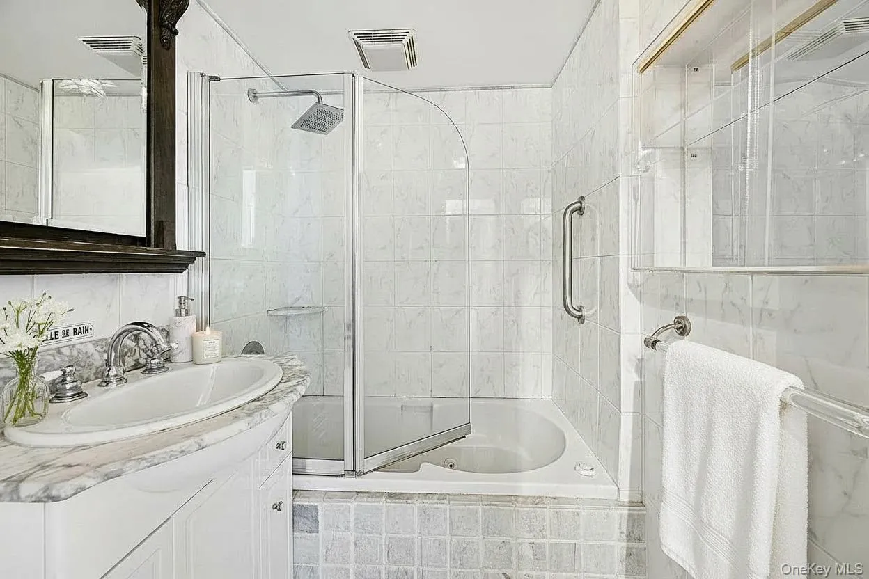 Full bath with vanity and tiled shower / bath combo Full bath with vanity and tiled shower / bath combo
