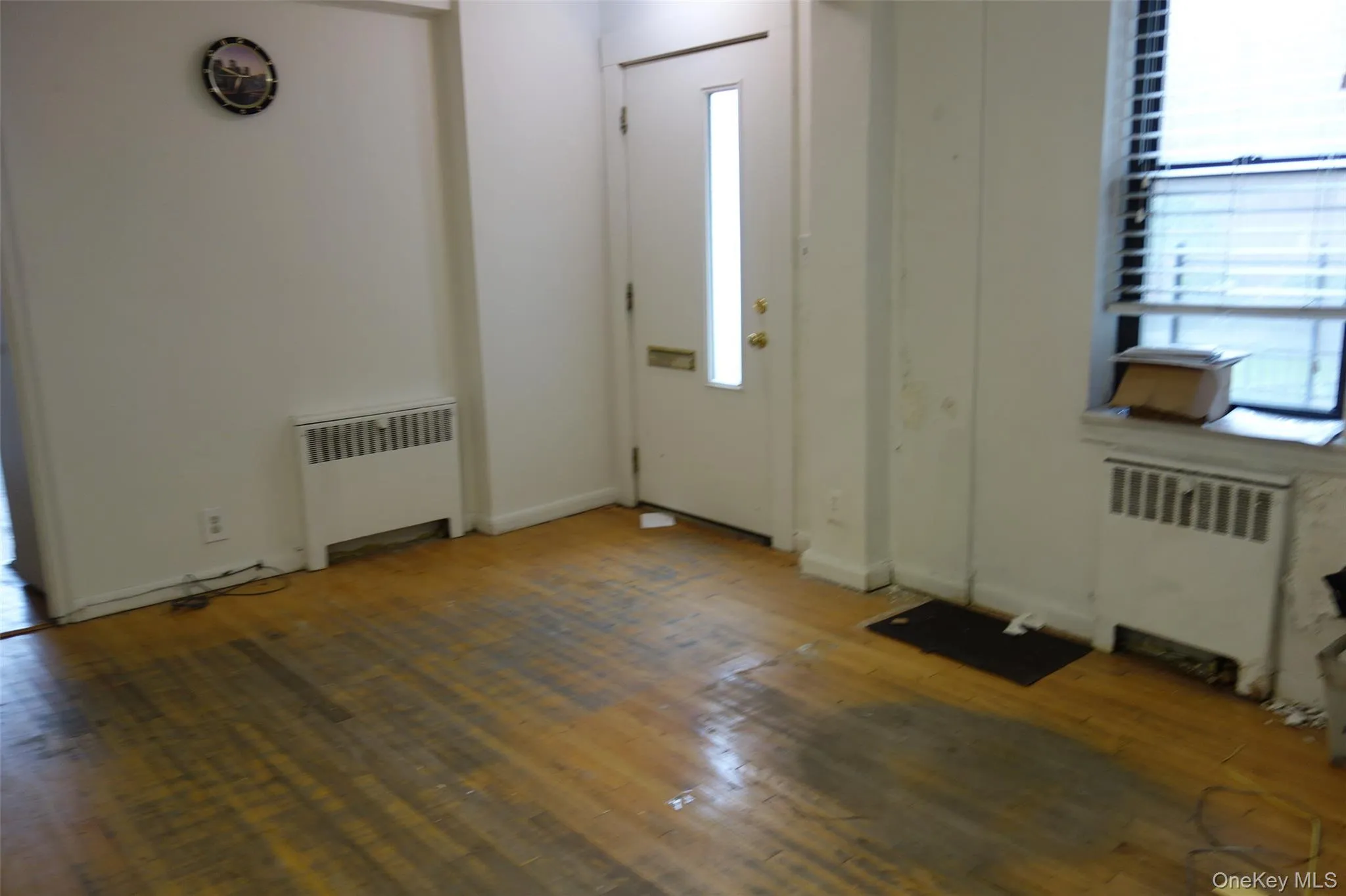 Entryway with radiator heating Entryway with radiator heating