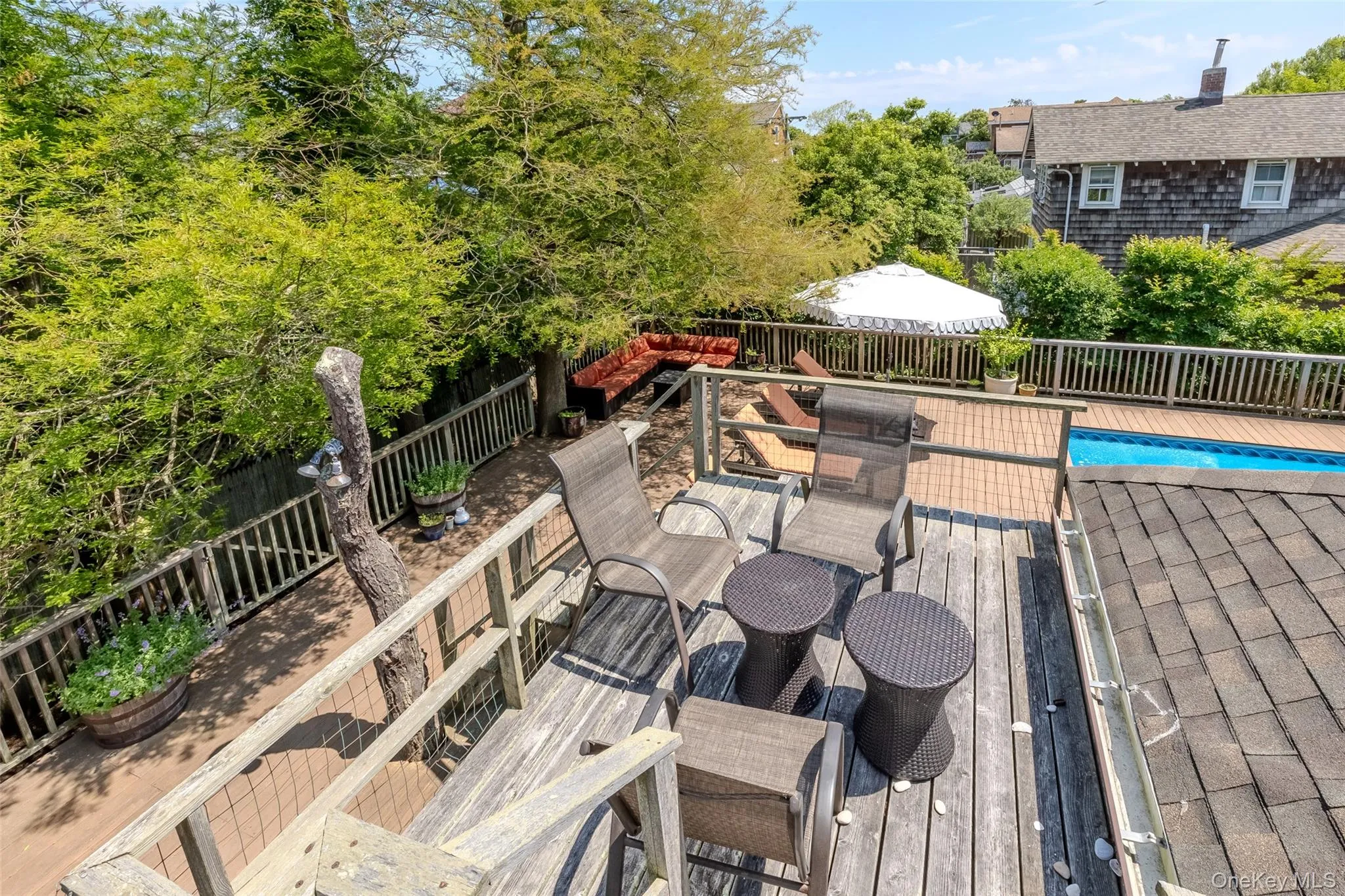 Deck with outdoor dining space Deck with outdoor dining space