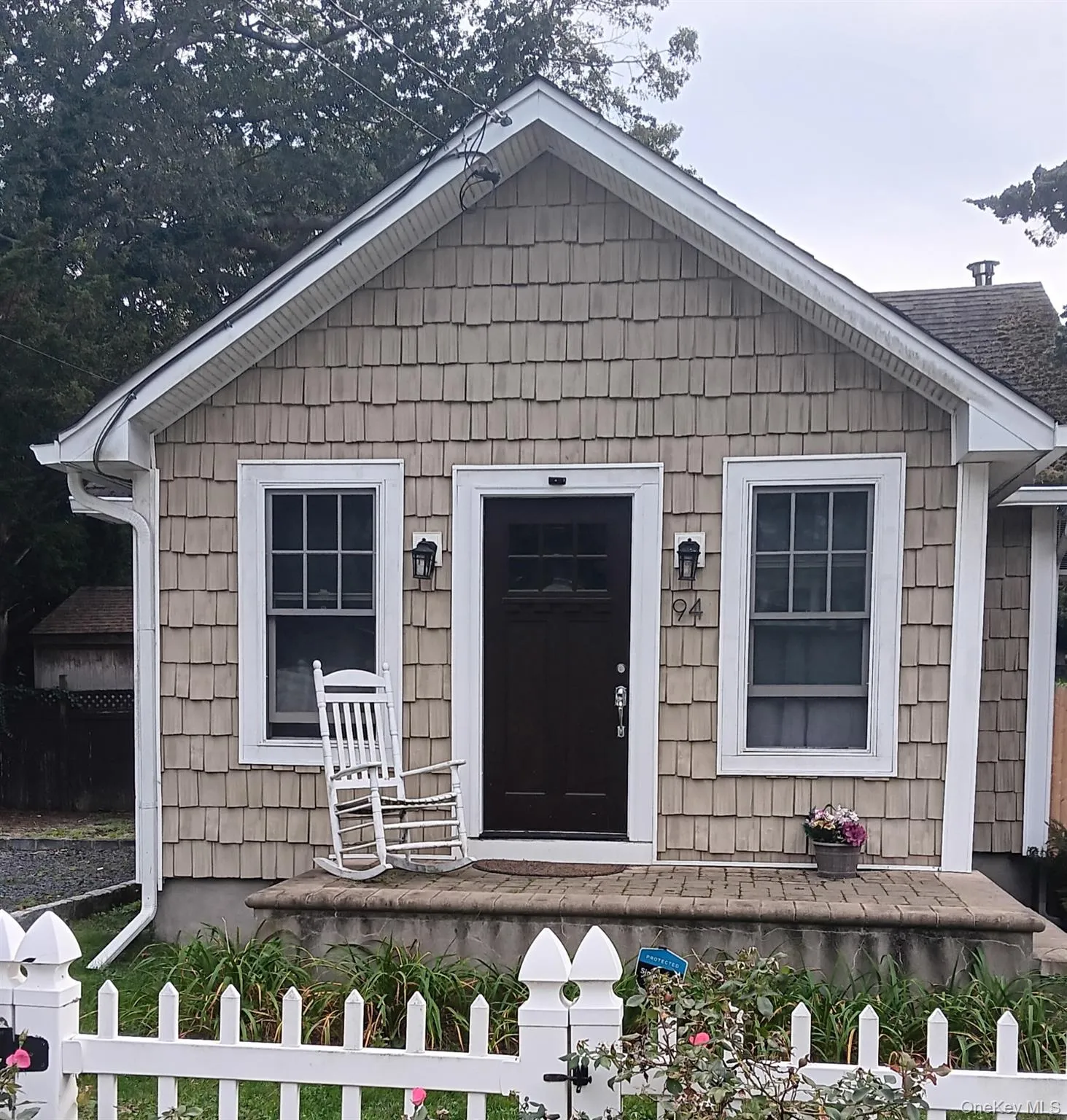 View of front facade featuring a fenced front yard View of front facade featuring a fenced front yard