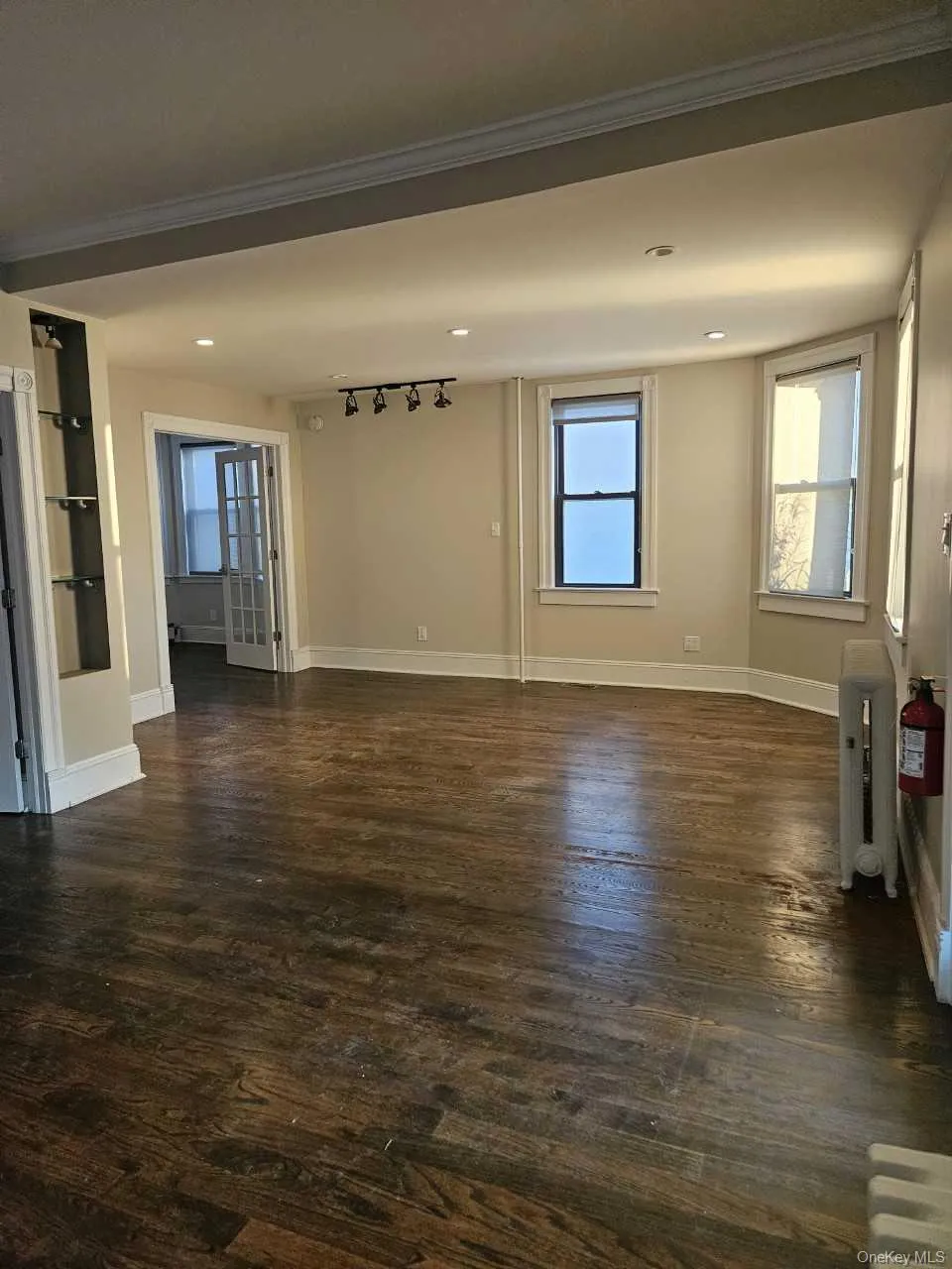 Additional work/staff area adjacent to private office Additional work/staff area adjacent to private office