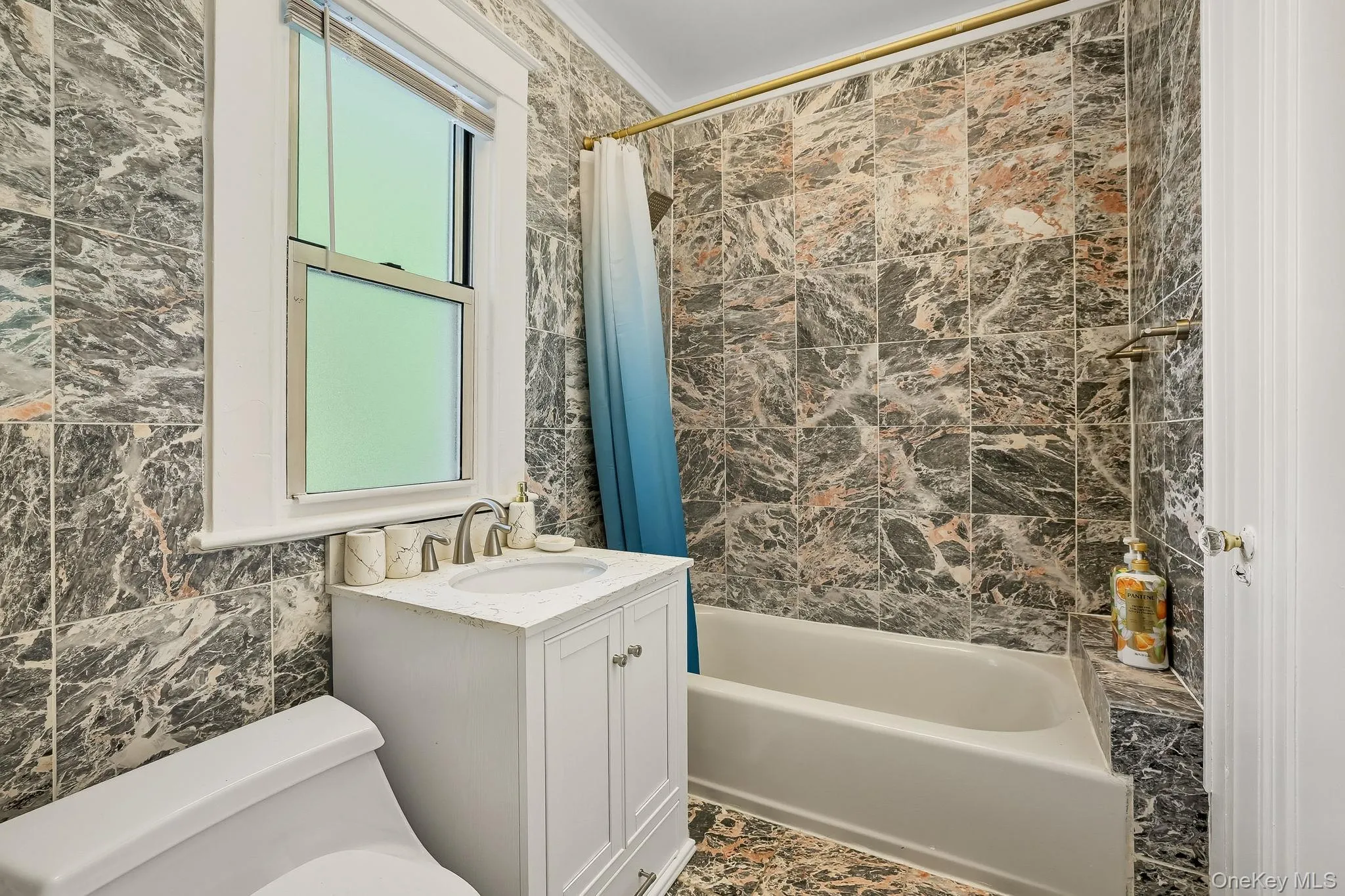 Full bathroom Full bathroom