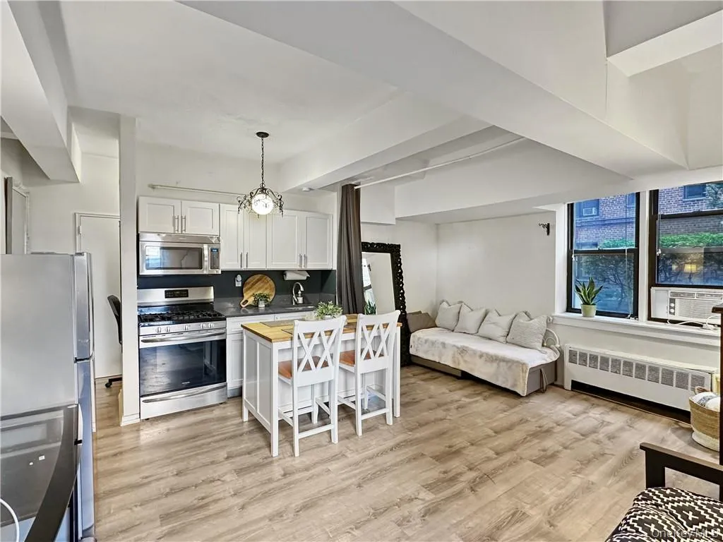 Fits a queen size bed Fits a queen size bed