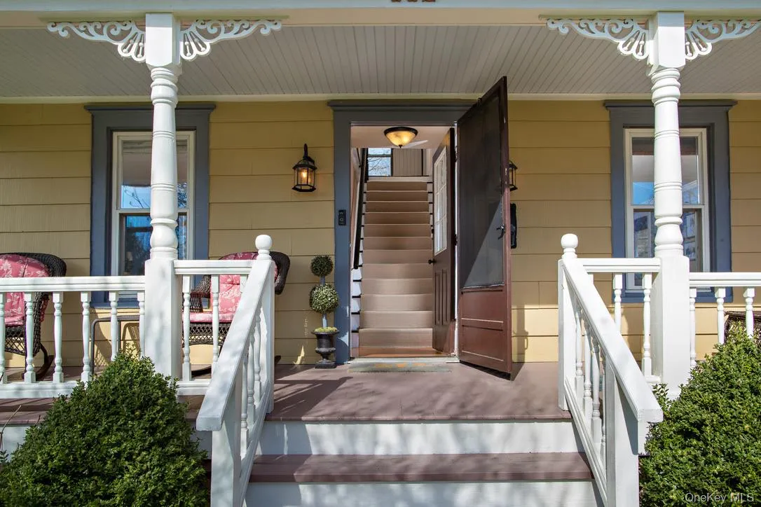 Doorway to property with a porch Doorway to property with a porch