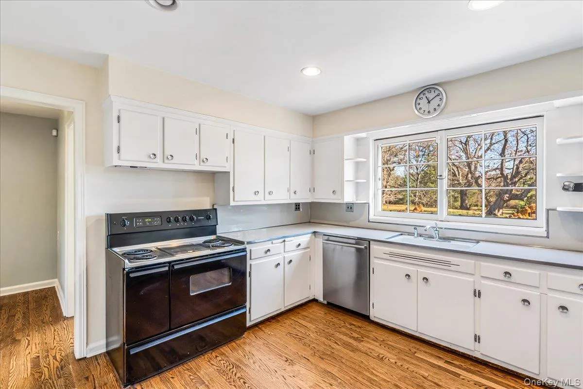 Gas cooking, dishwasher, and access to side entry Gas cooking, dishwasher, and access to side entry