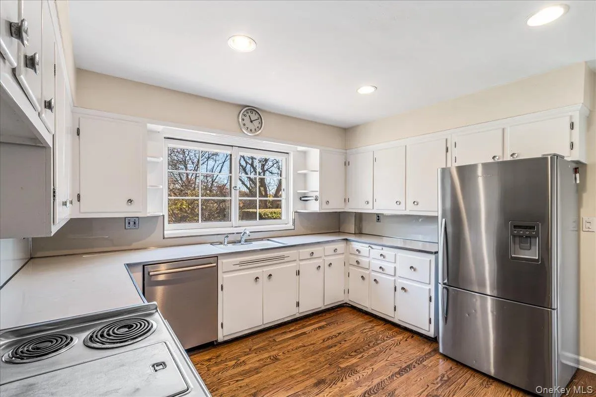 Country Kitchen with lots of storage Country Kitchen with lots of storage