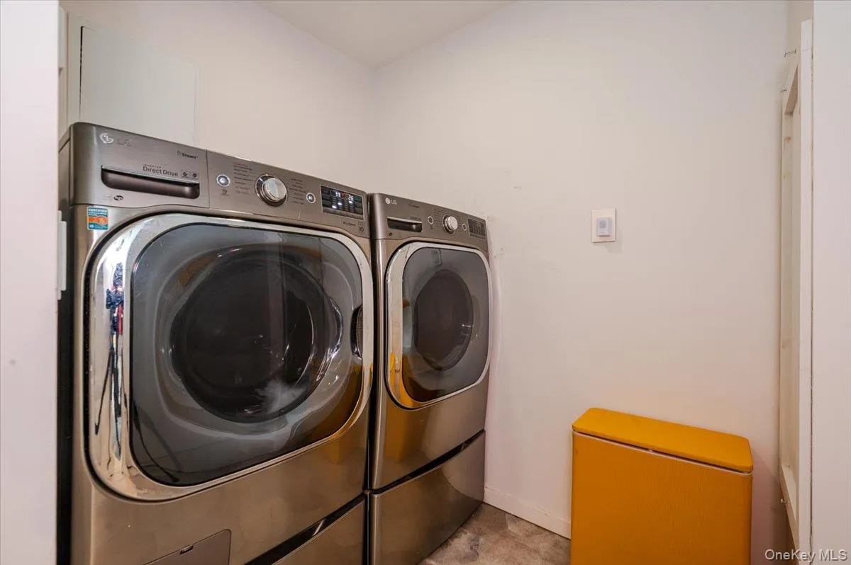 Laundry room with independent washer and dryer and baseboards Laundry room with independent washer and dryer and baseboards