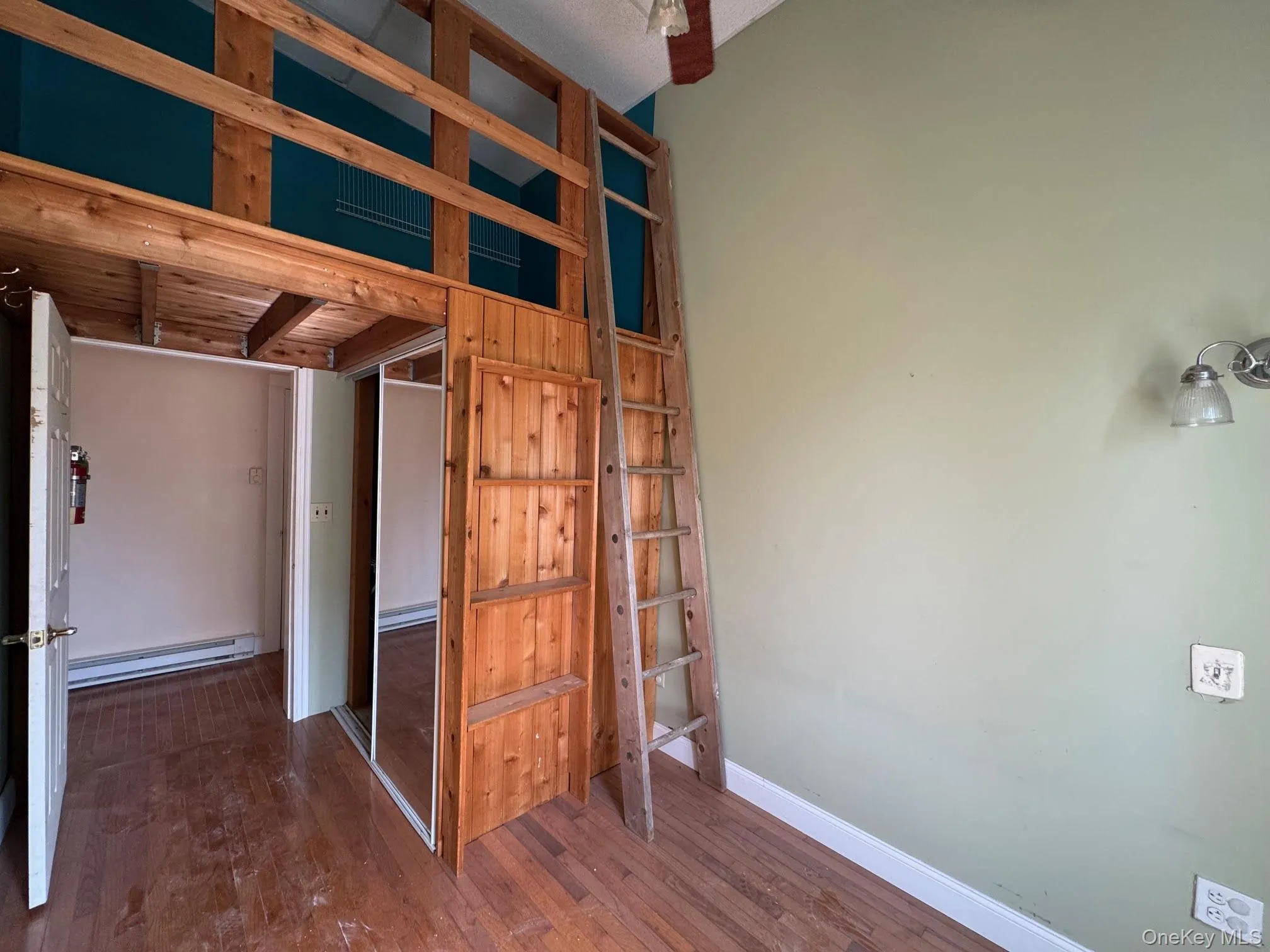 Bedroom with a loft... Bedroom with a loft...