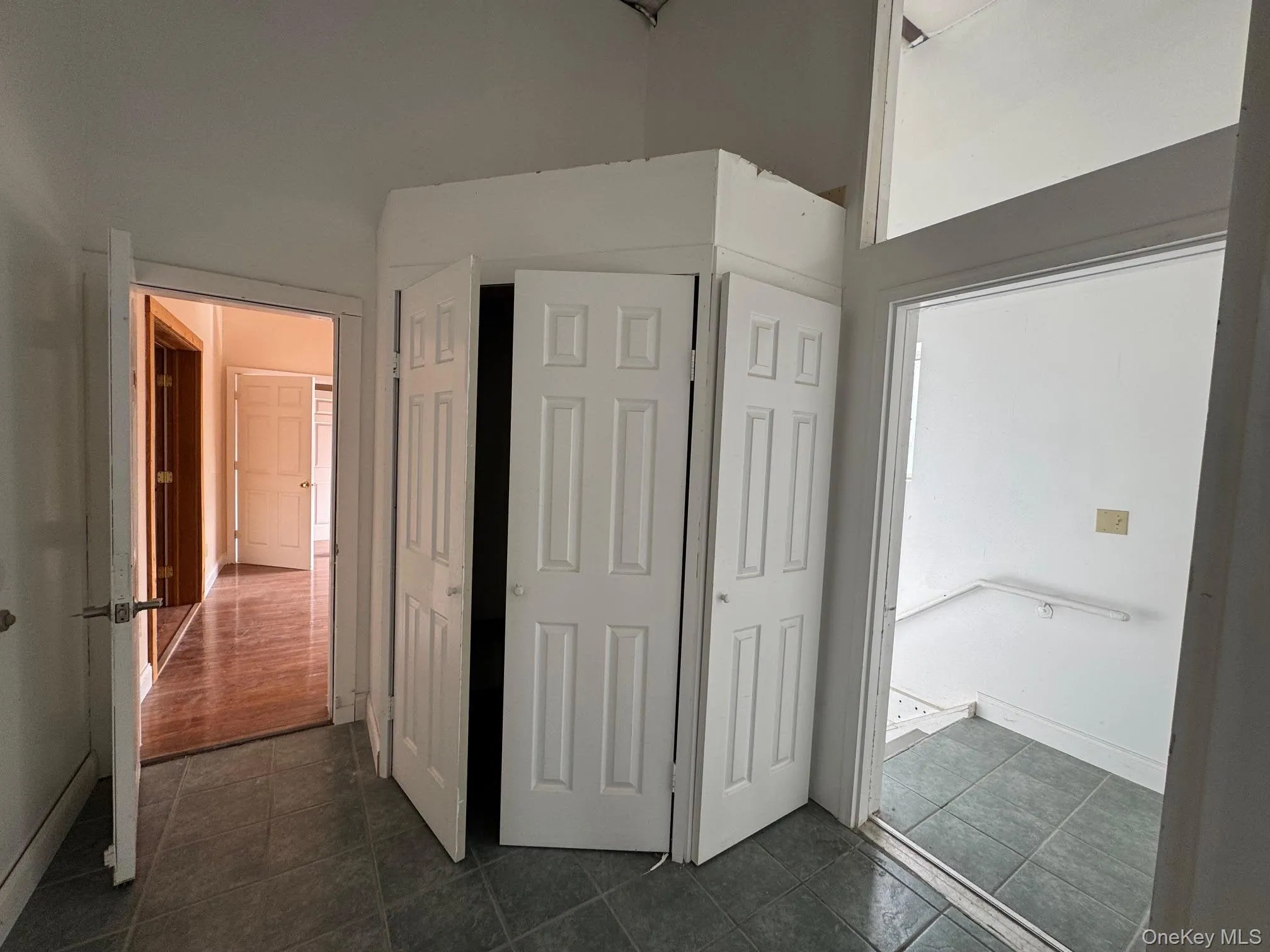 Entrance to the second floor after the stairs... Entrance to the second floor after the stairs...