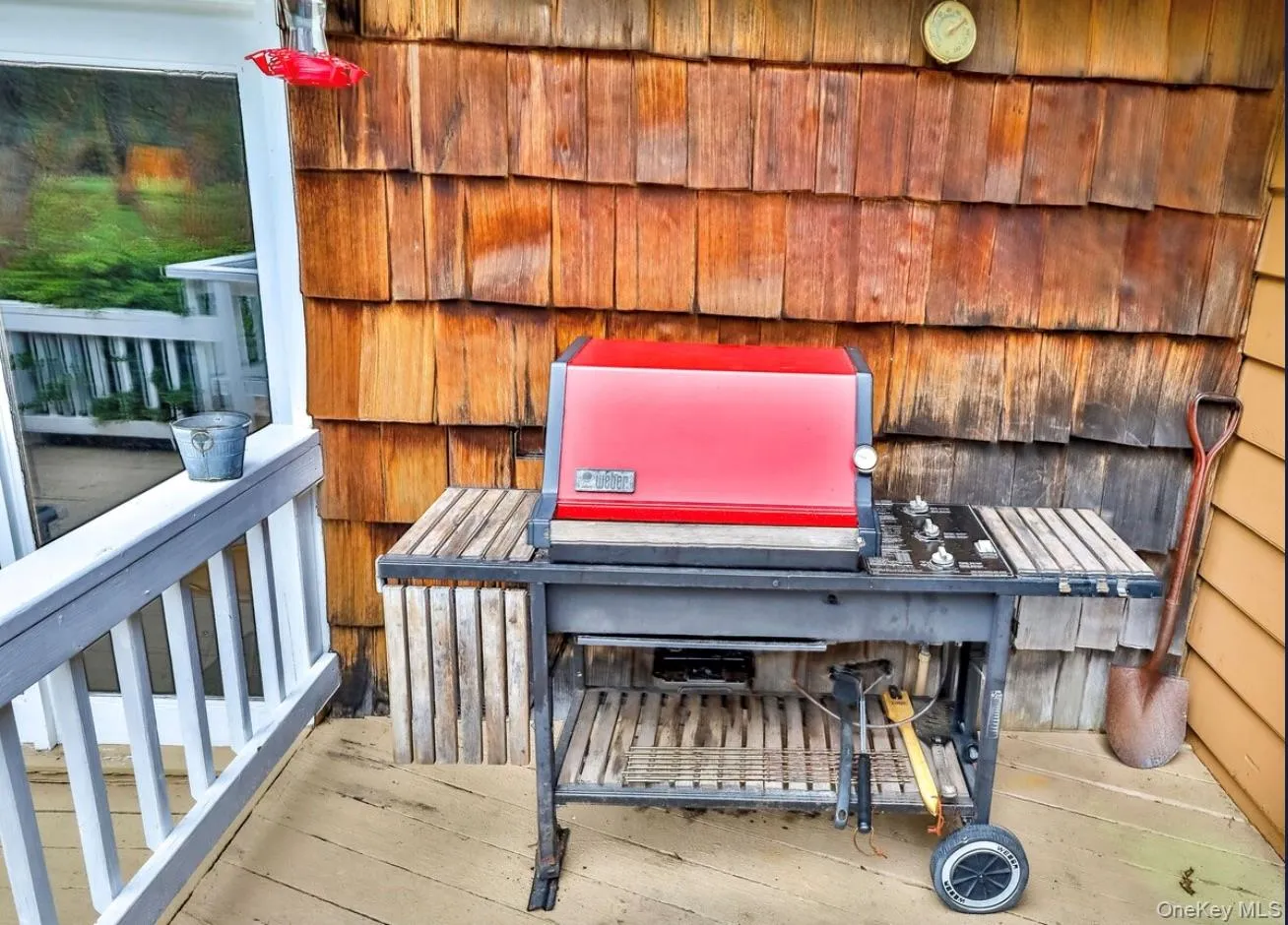 Deck with pet washing station Deck with pet washing station
