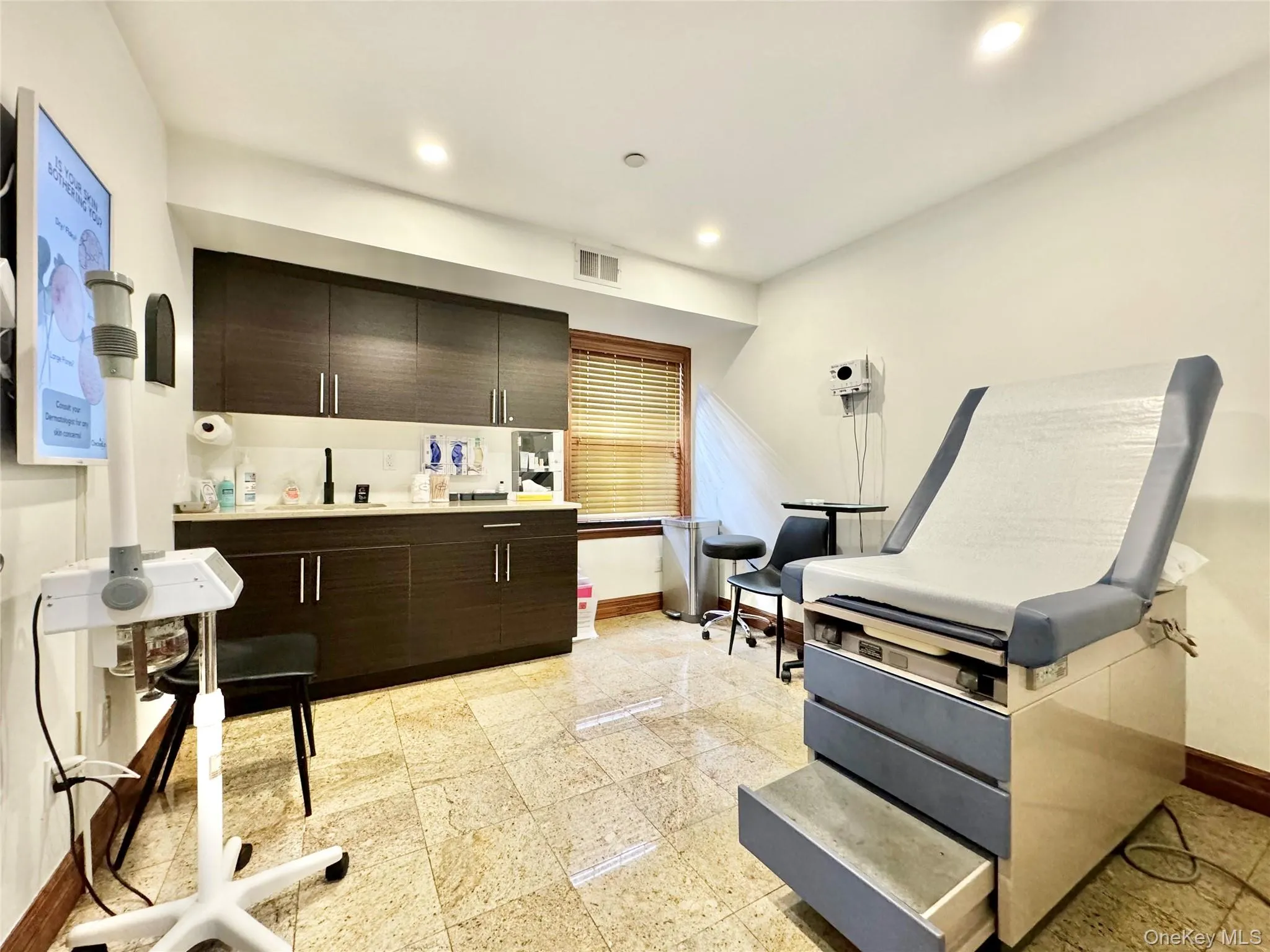 Misc room with baseboards and recessed lighting Misc room with baseboards and recessed lighting