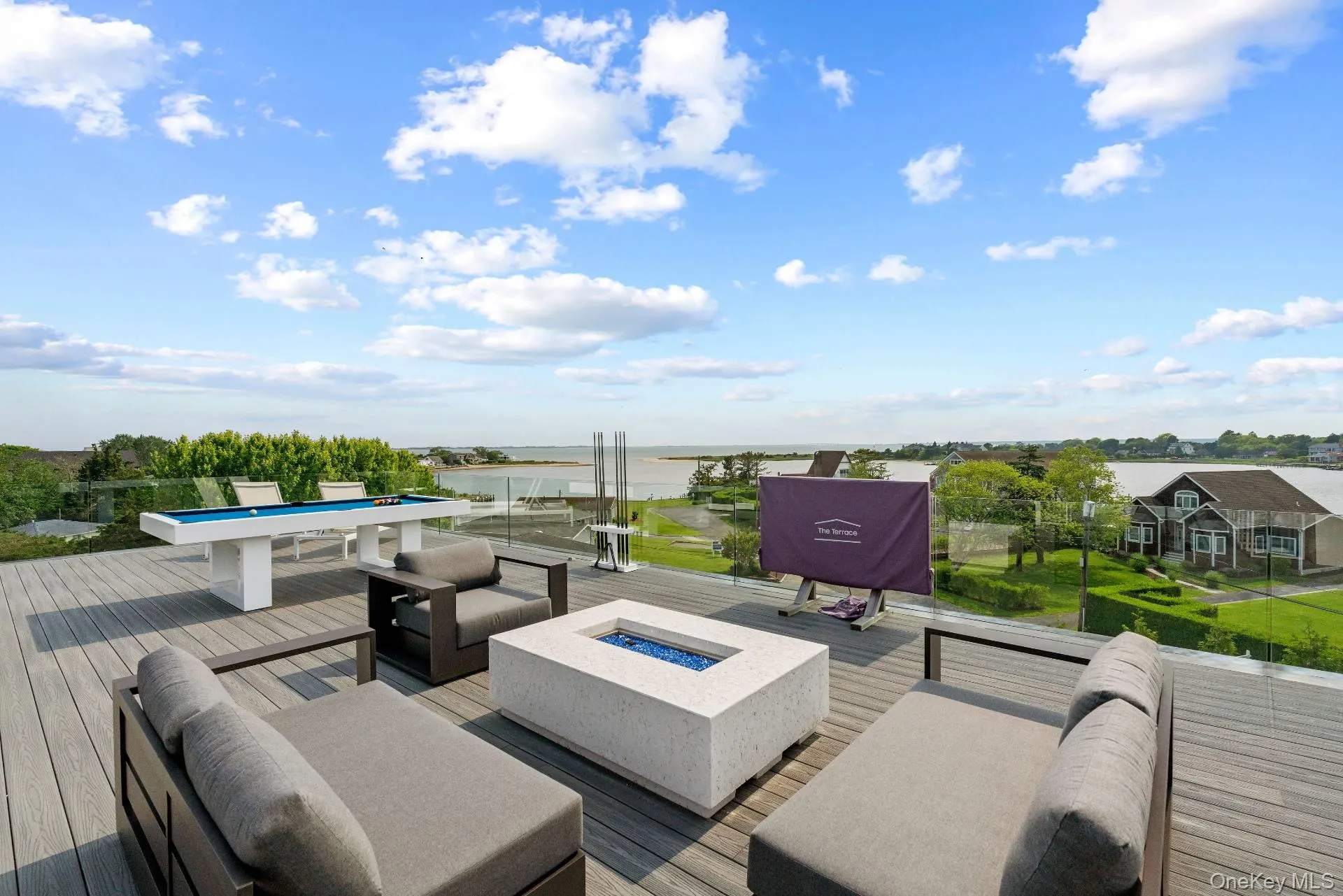 Incredible 4th Floor Rooftop Lounge! Incredible 4th Floor Rooftop Lounge!