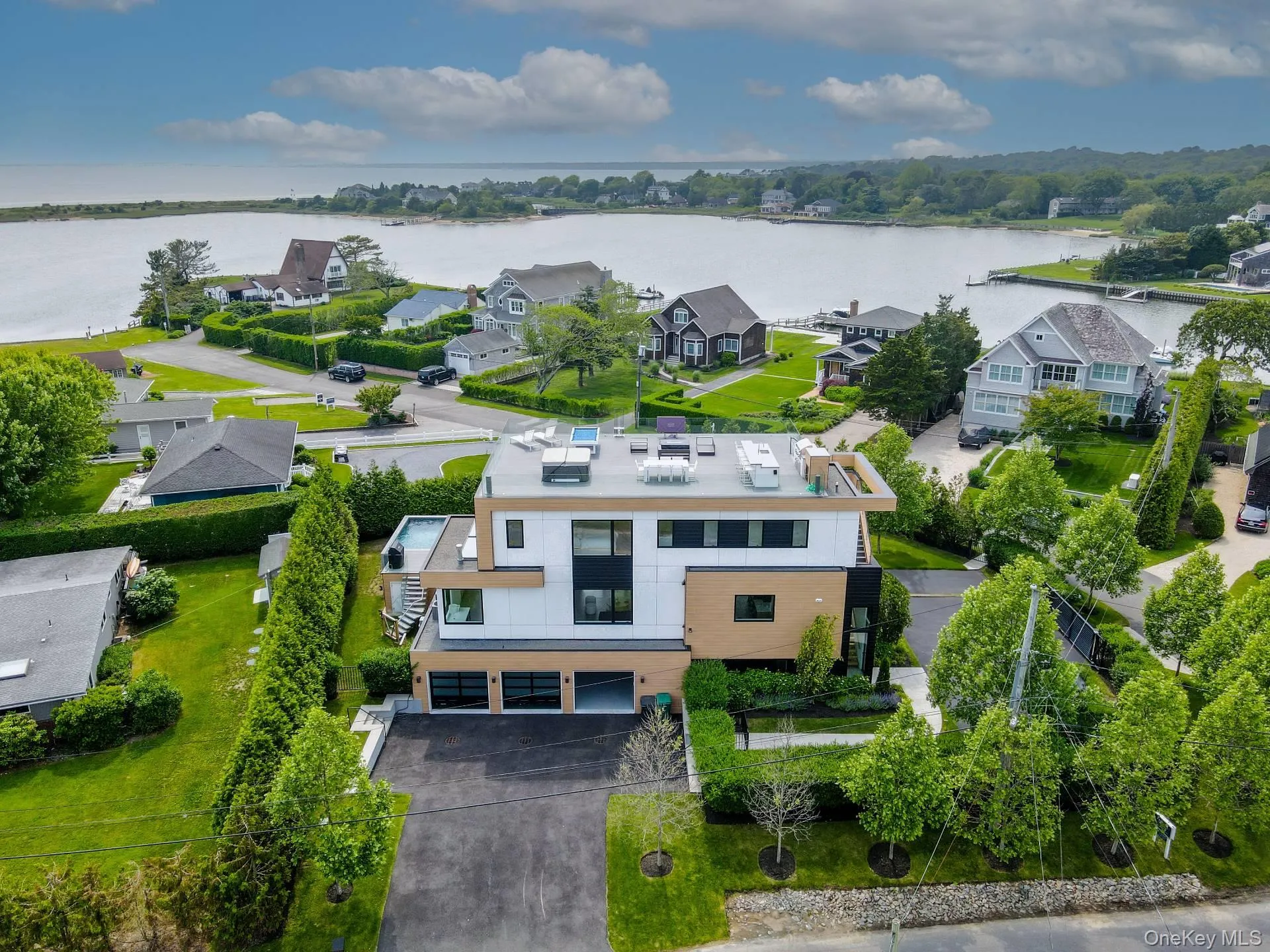 Living Beachside with 3 car Garage Living Beachside with 3 car Garage