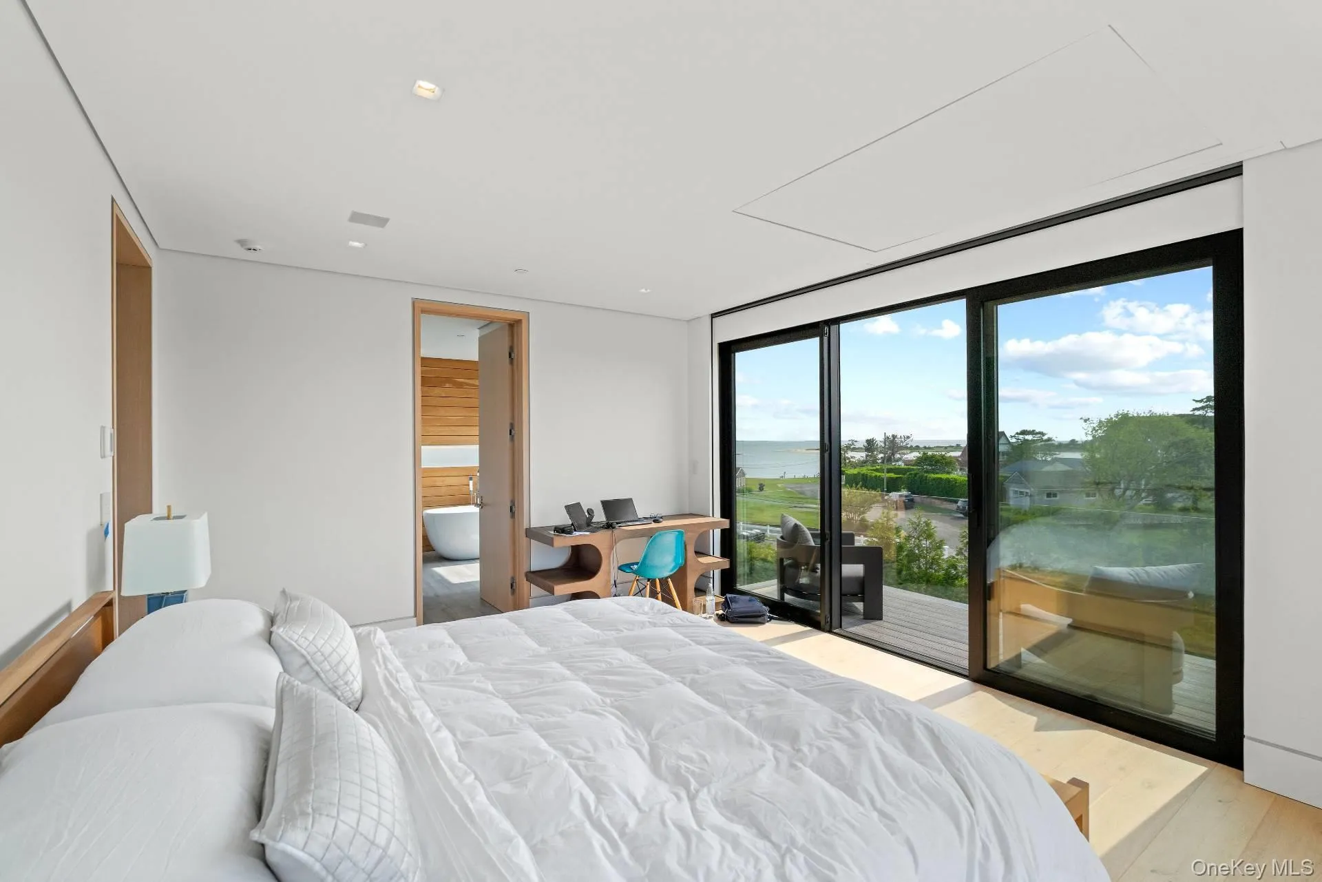 Primary ensuite w Balcony Primary ensuite w Balcony