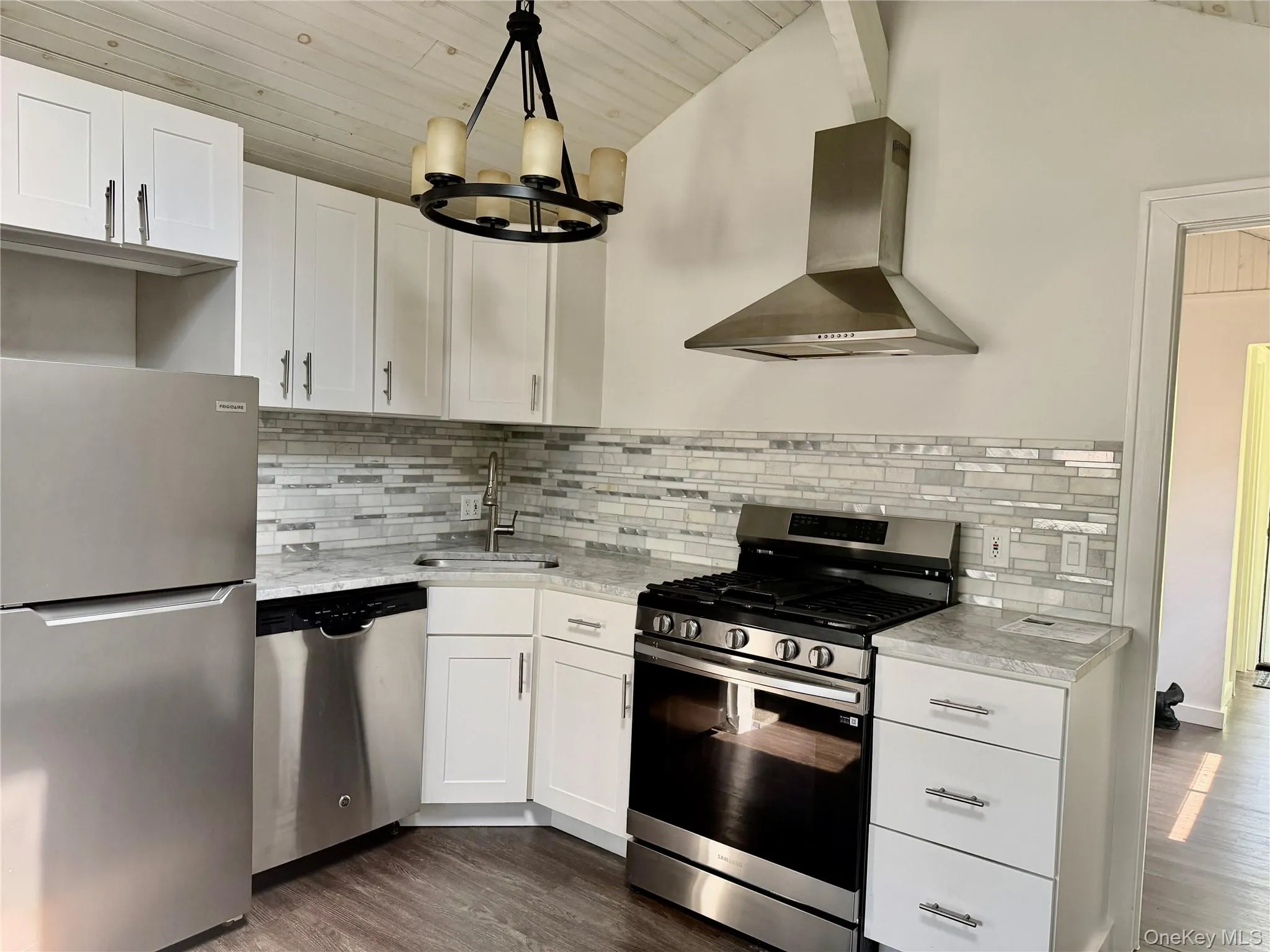 Tiled backsplash is exquisite. Tiled backsplash is exquisite.