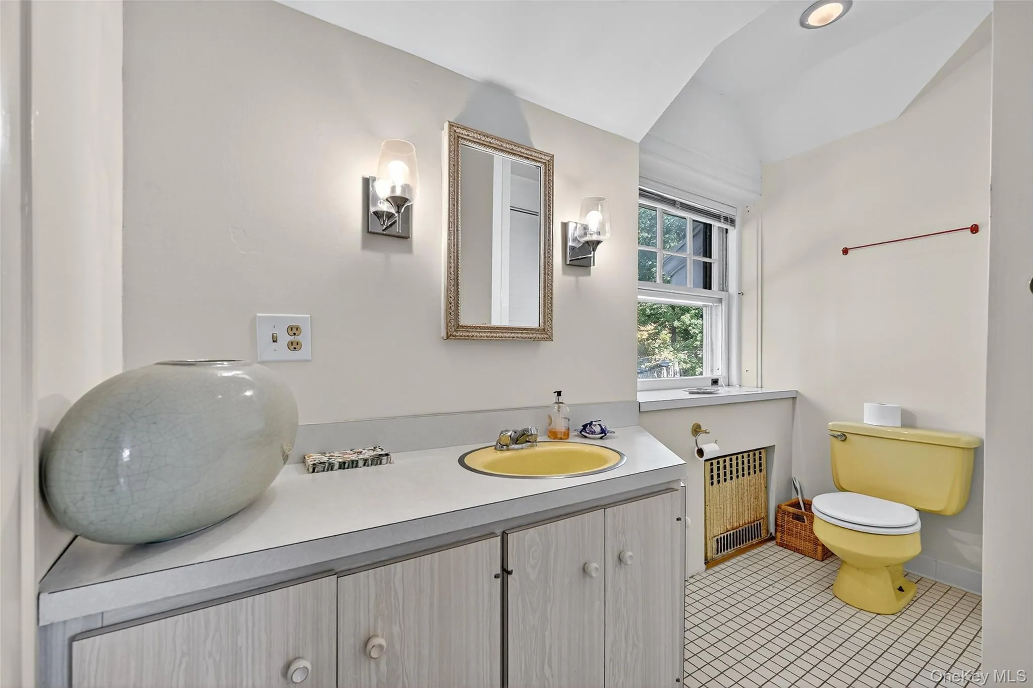 Full bath is en-suite to bedrooms. Full bath is en-suite to bedrooms.