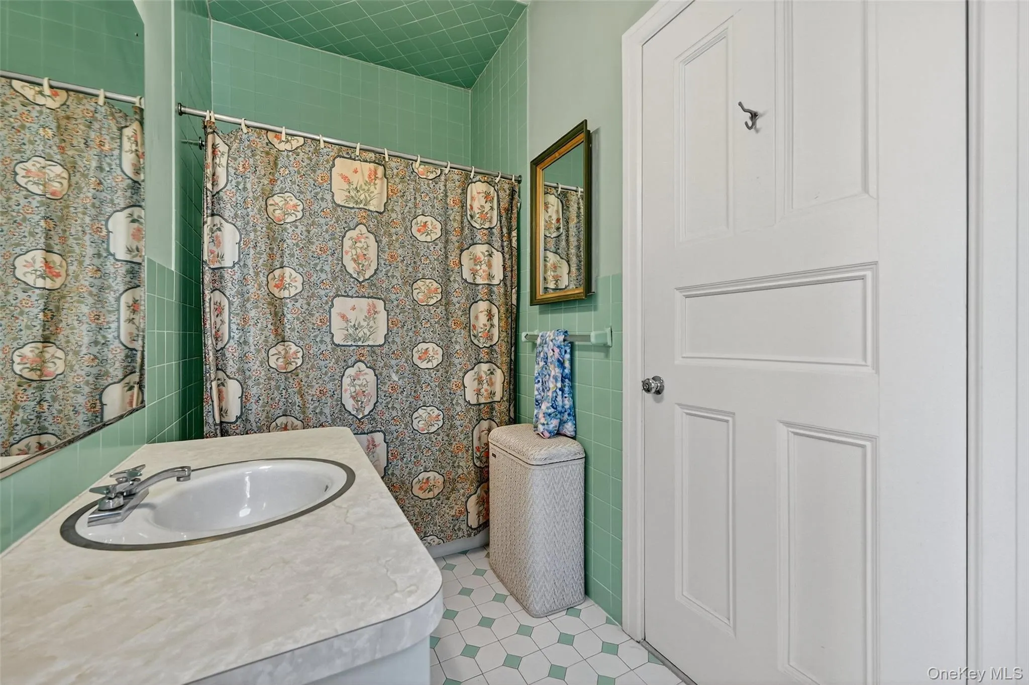 Full bath is en-suite to bedrooms. Full bath is en-suite to bedrooms.