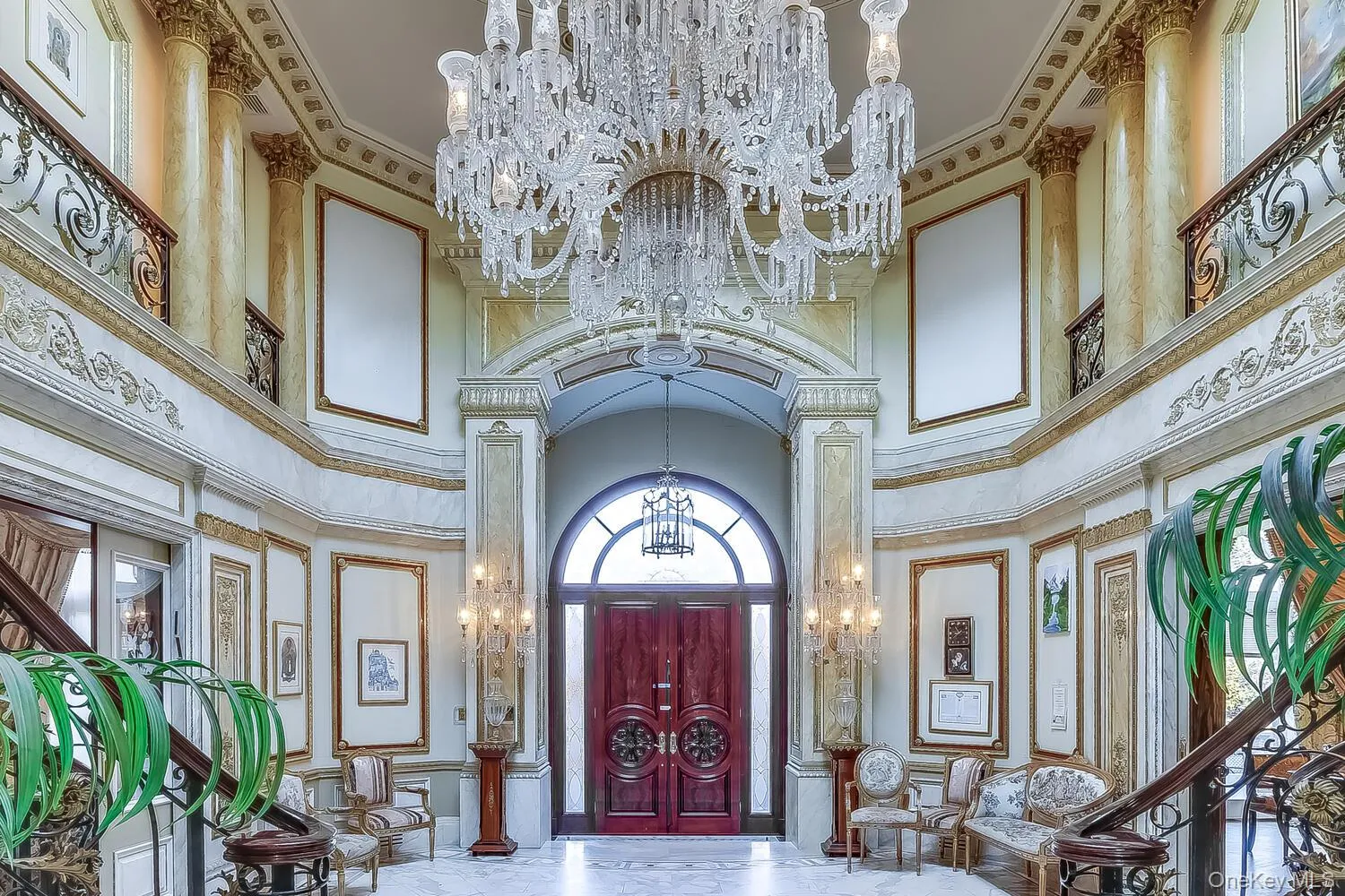Soaring ceiling, crystal chandelier and opulent detailing Soaring ceiling, crystal chandelier and opulent detailing