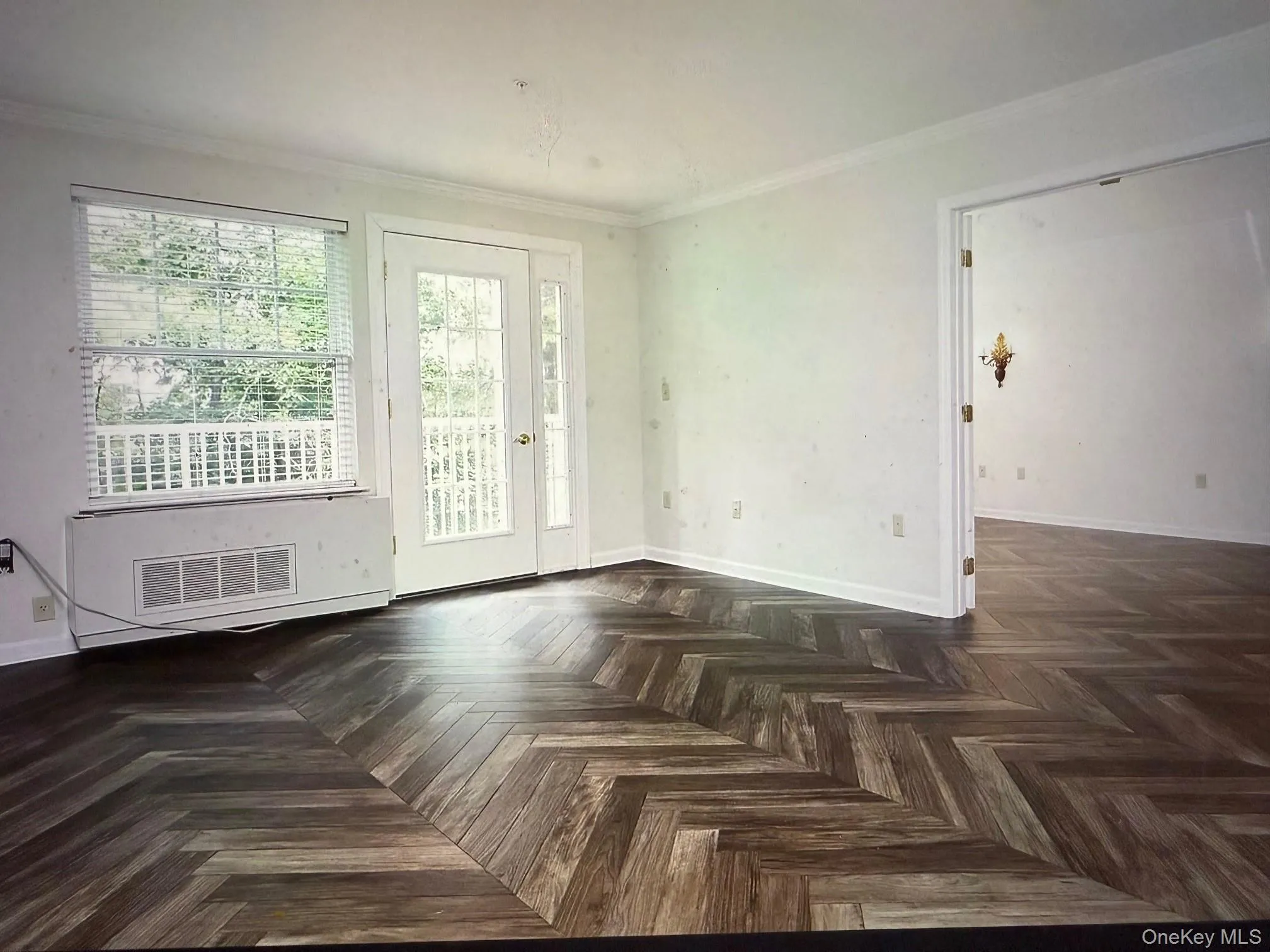 Unfurnished room featuring crown molding and baseboards Unfurnished room featuring crown molding and baseboards