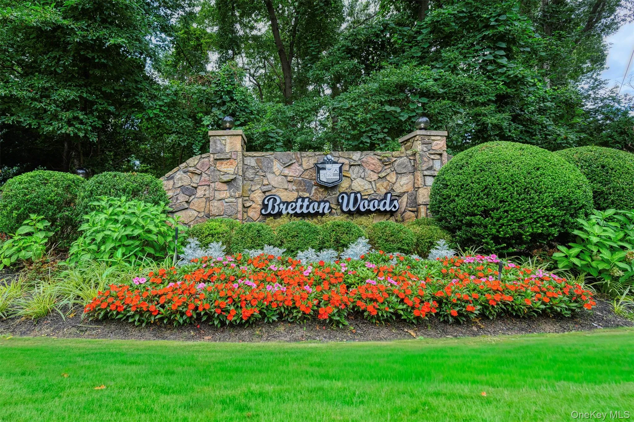 Community / neighborhood sign featuring a lawn Community / neighborhood sign featuring a lawn