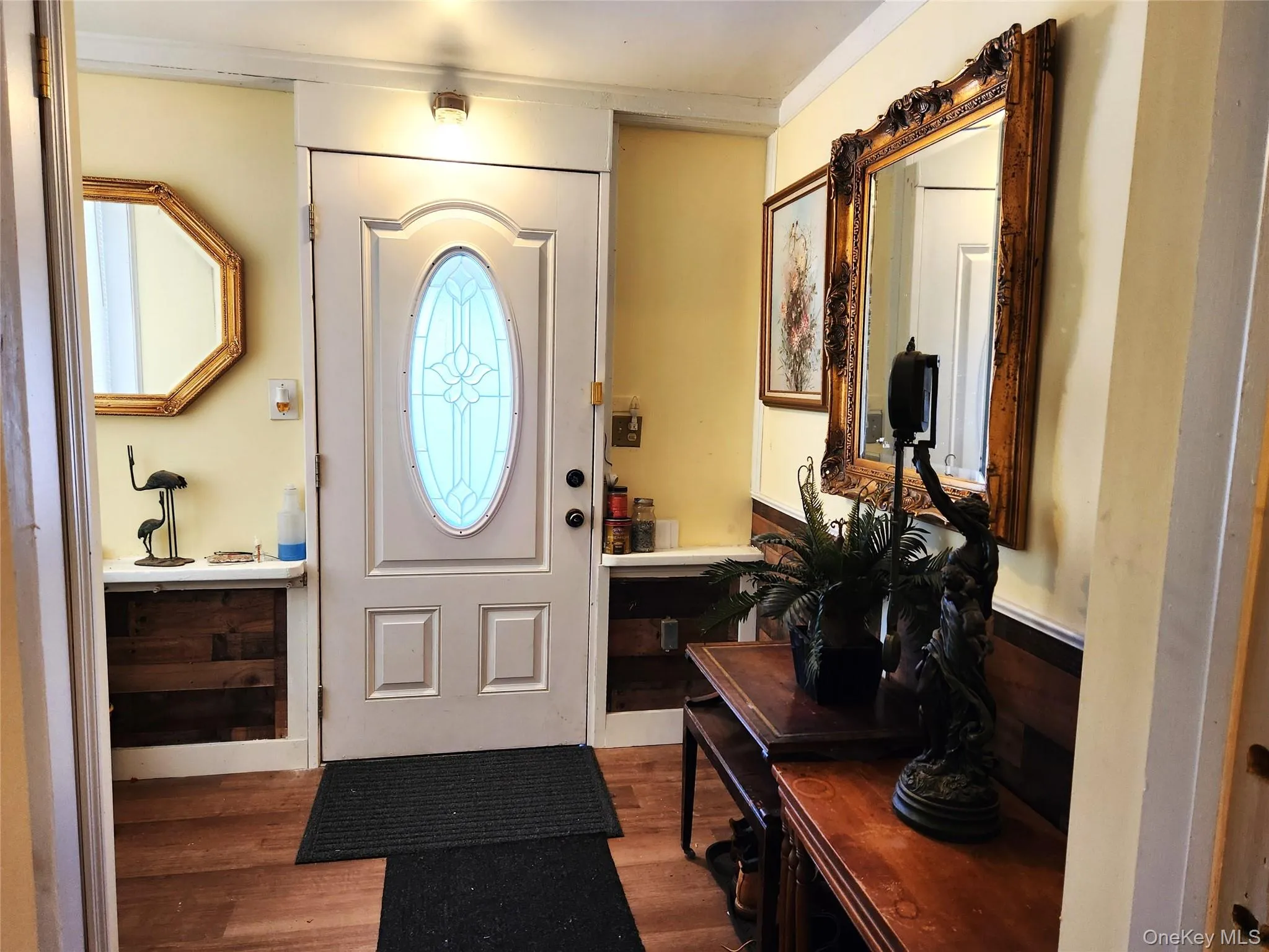 Vestibule with outside door Vestibule with outside door