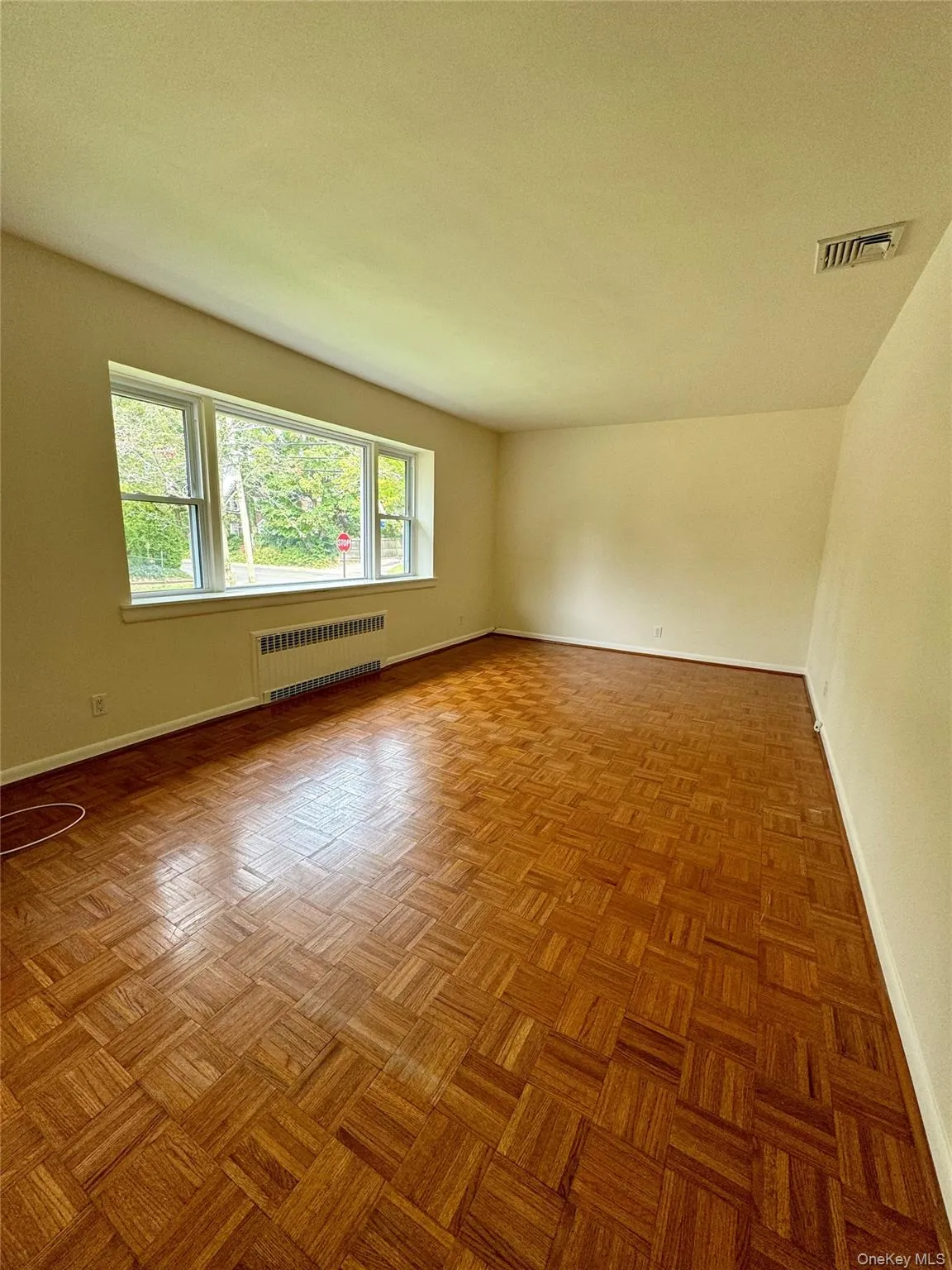 6 Highland Terrace, North Hempstead, NY, 3 Bedrooms Bedrooms, 6 Rooms Rooms,3 BathroomsBathrooms,Residential Lease,For Rent,Highland,0,921212 6 Highland Terrace, North Hempstead, NY, 3 Bedrooms Bedrooms, 6 Rooms Rooms,3 BathroomsBathrooms,Residential Lease,For Rent,Highland,0,921212