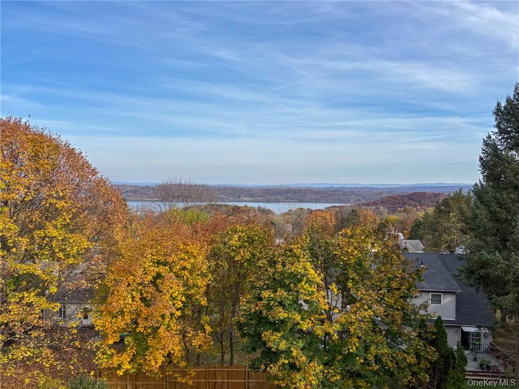Beautiful views from upper level hallway and 2 bedrooms. Beautiful views from upper level hallway and 2 bedrooms.