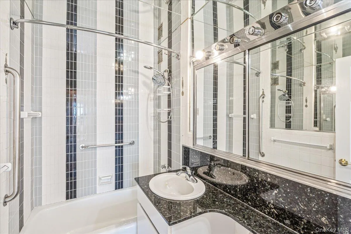 Full Bathroom Full Bathroom
