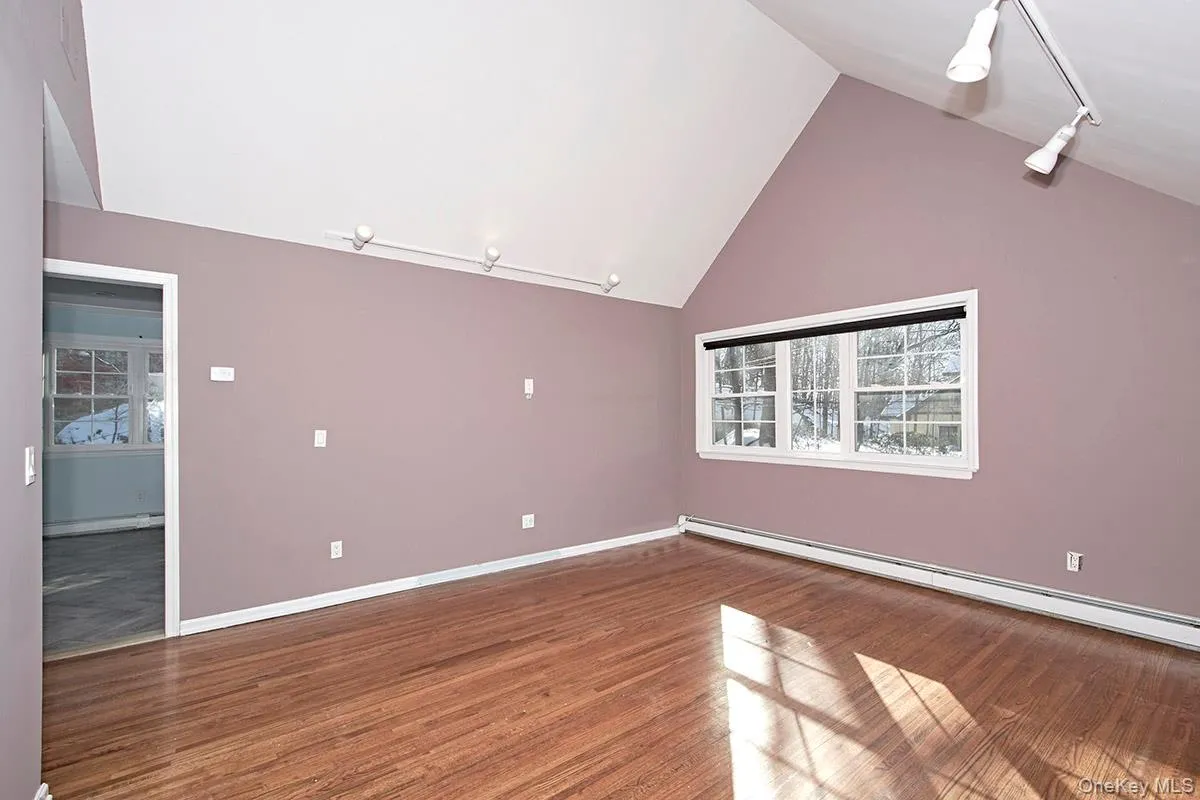 Hardwood floors throughout! Hardwood floors throughout!