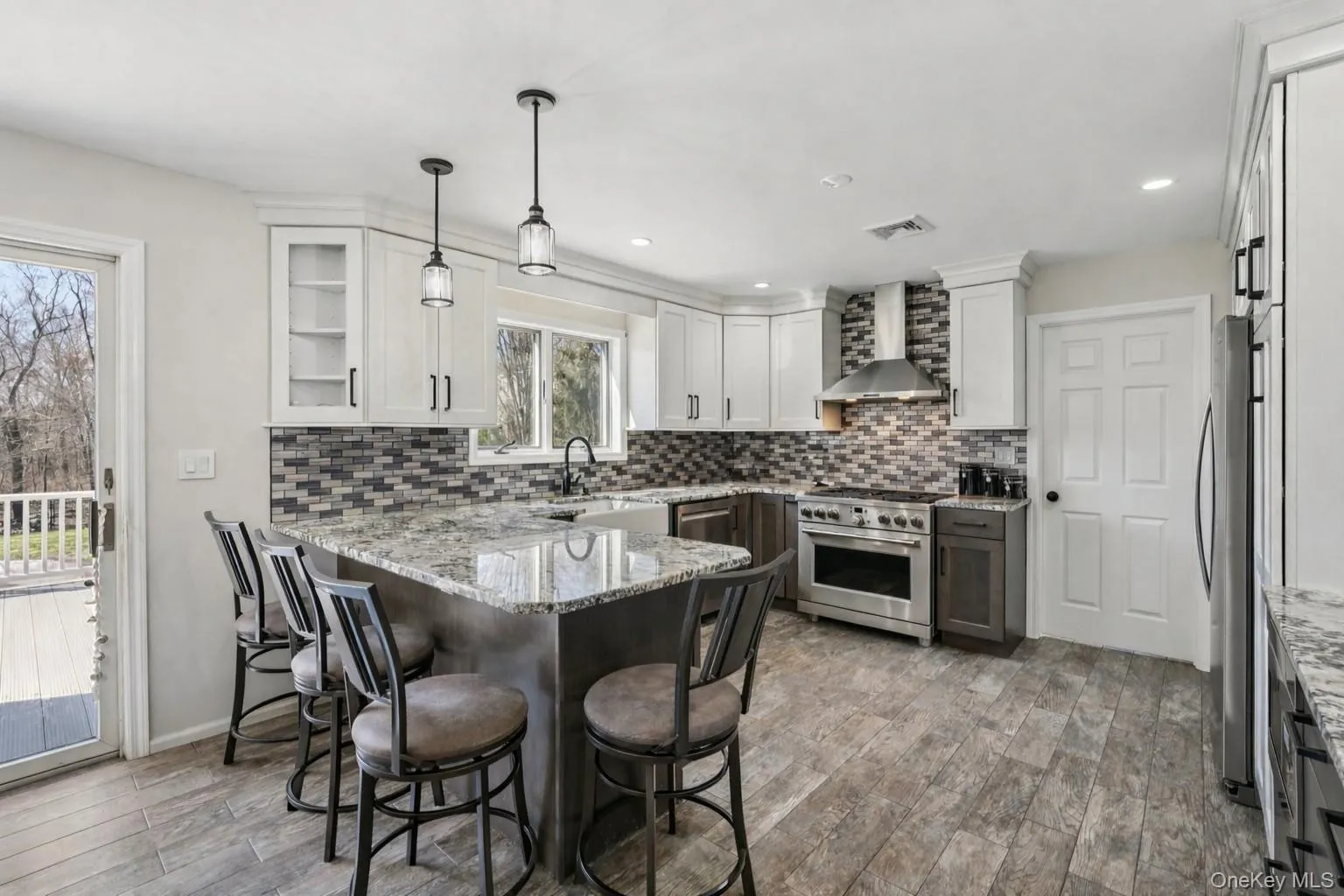 Full renovation done in 2024, includes all new stainless steel appliances Full renovation done in 2024, includes all new stainless steel appliances
