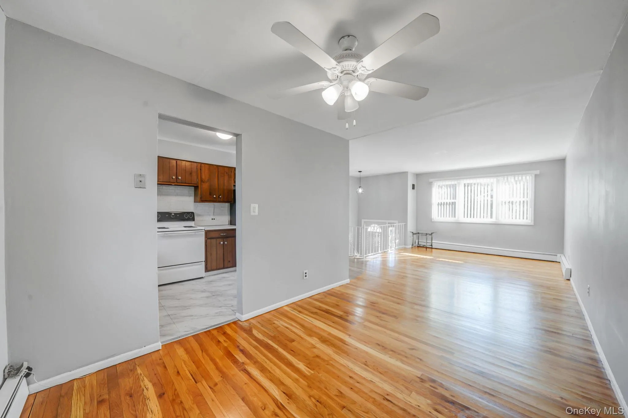 Formal DR With HW Floors, Open Flow to LR Formal DR With HW Floors, Open Flow to LR