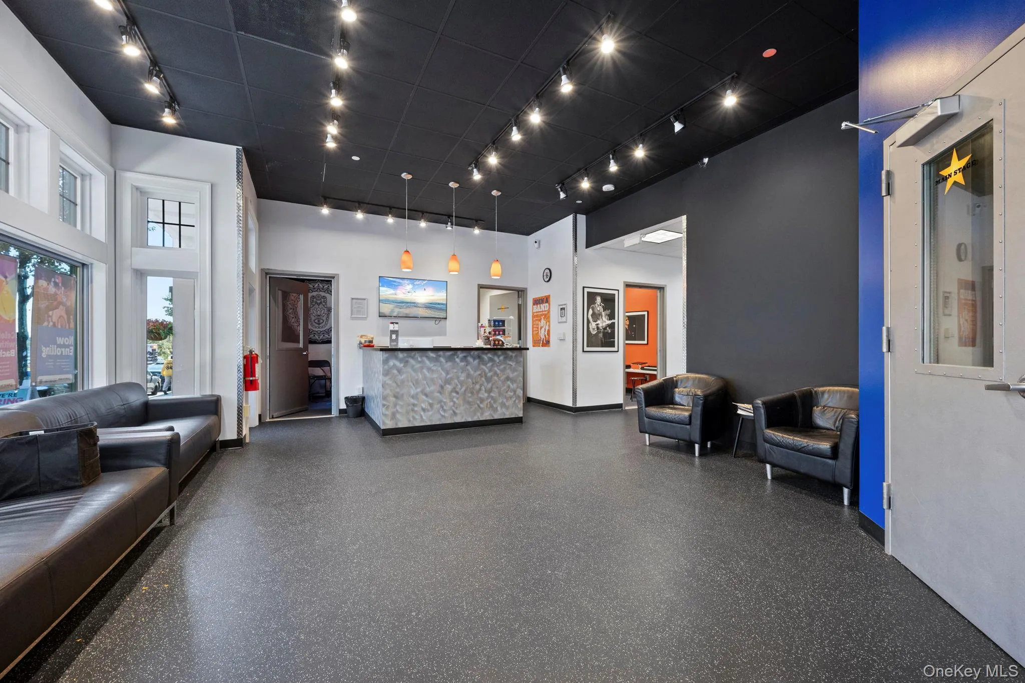 Reception with a high ceiling Reception with a high ceiling