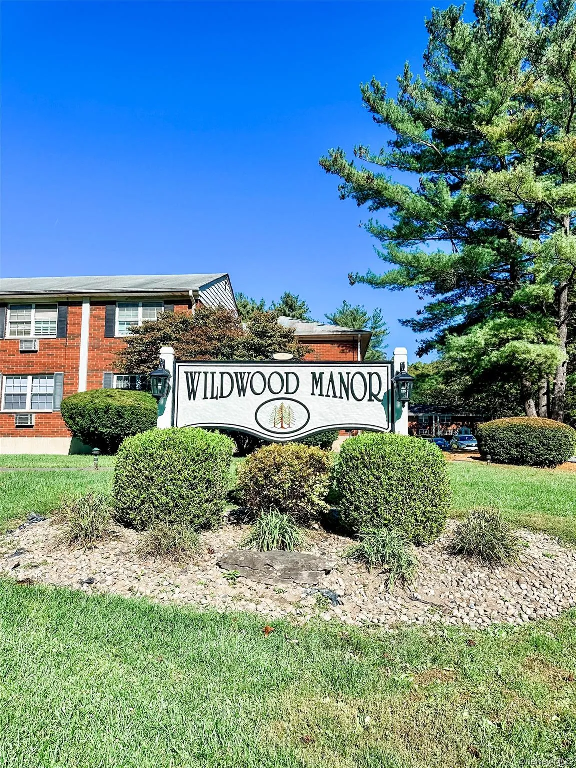 Community sign featuring a yard Community sign featuring a yard