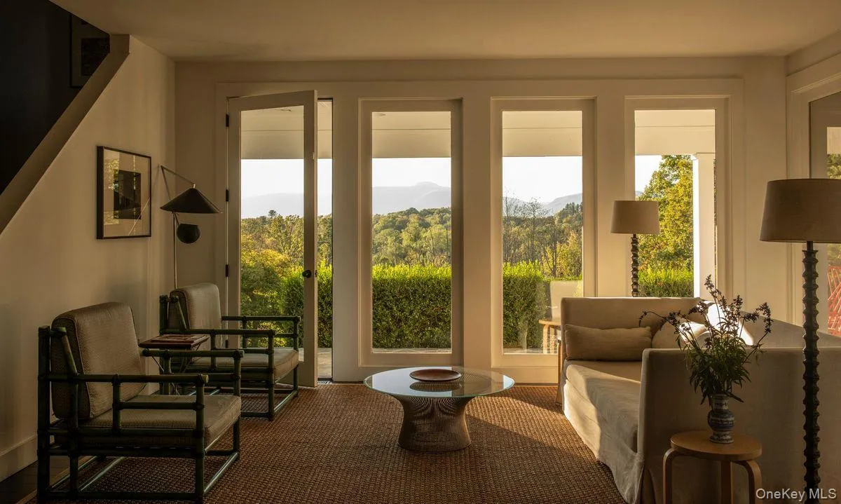 Entryway featuring a mountain view Entryway featuring a mountain view