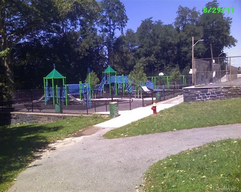 Lovely O'Boyle Park is just footsteps away, with basketball courts, playgrounds, swings, fields, etc. Lovely O'Boyle Park is just footsteps away, with basketball courts, playgrounds, swings, fields, etc.