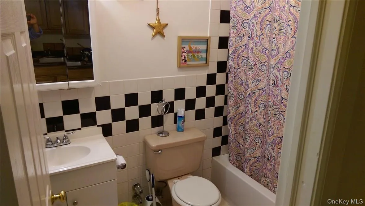 Bright and spacious, 2020-renovated bathroom, freshly-painted & cleaned. Bright and spacious, 2020-renovated bathroom, freshly-painted & cleaned.