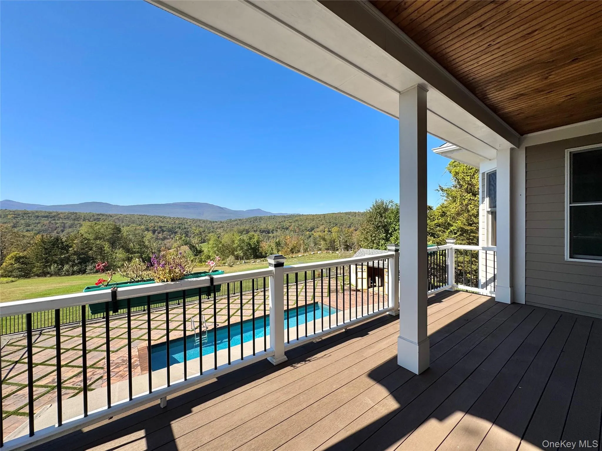 Wooden terrace with a wooded view and a mountain view Wooden terrace with a wooded view and a mountain view