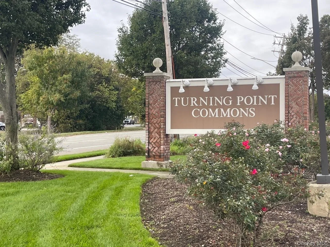 Community / neighborhood sign featuring a lawn Community / neighborhood sign featuring a lawn