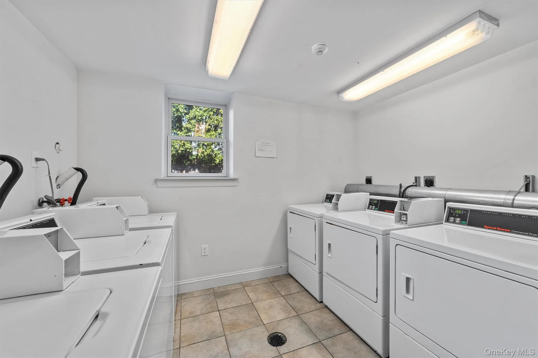 Shared laundry area located a few steps from the apartment. Shared laundry area located a few steps from the apartment.