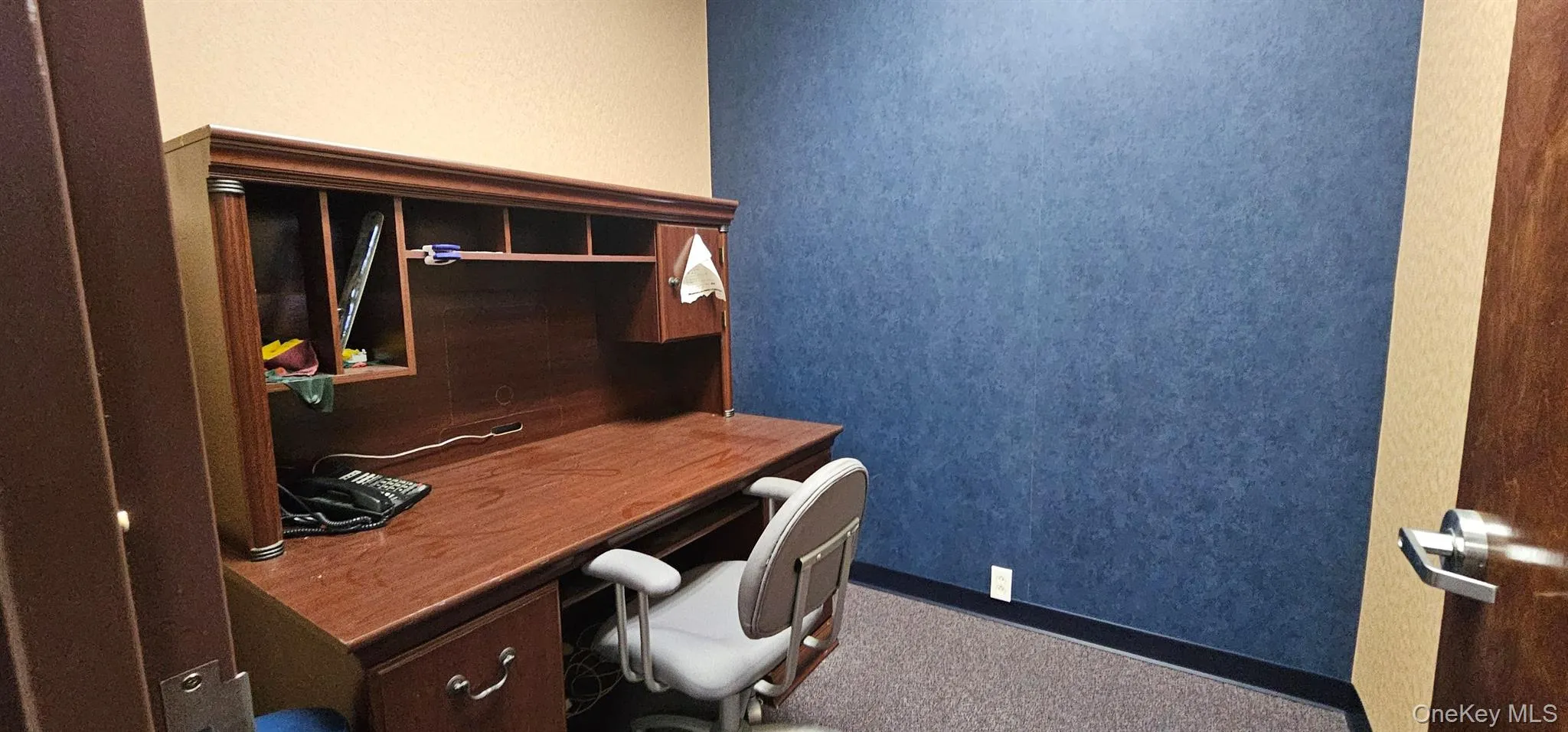 Office space with baseboards Office space with baseboards