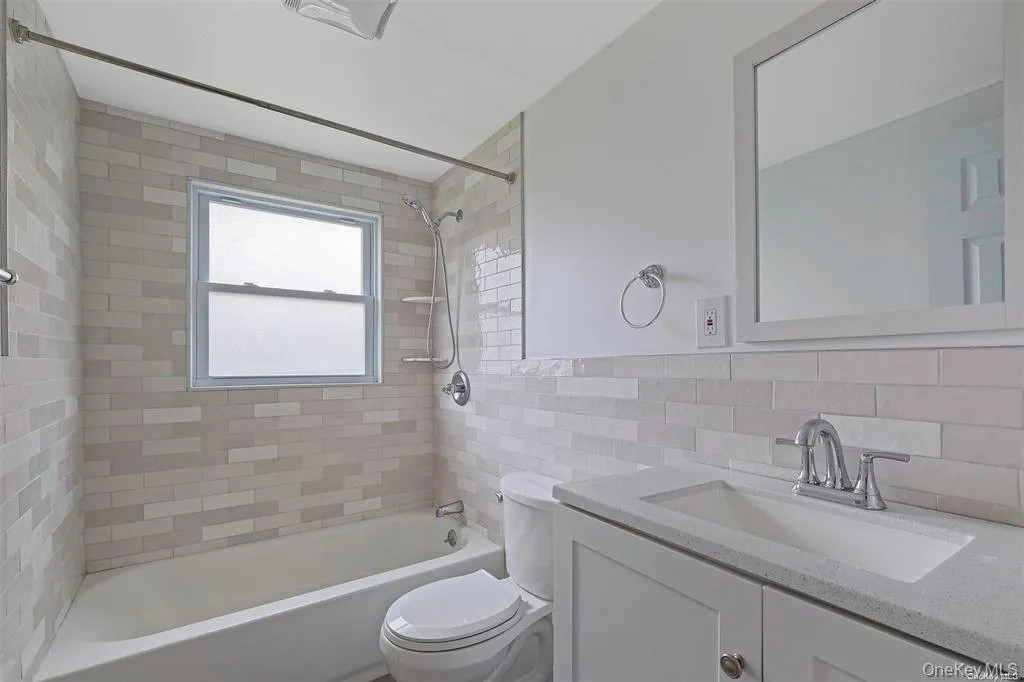 Full Bathroom W/ Subway Tile Full Bathroom W/ Subway Tile