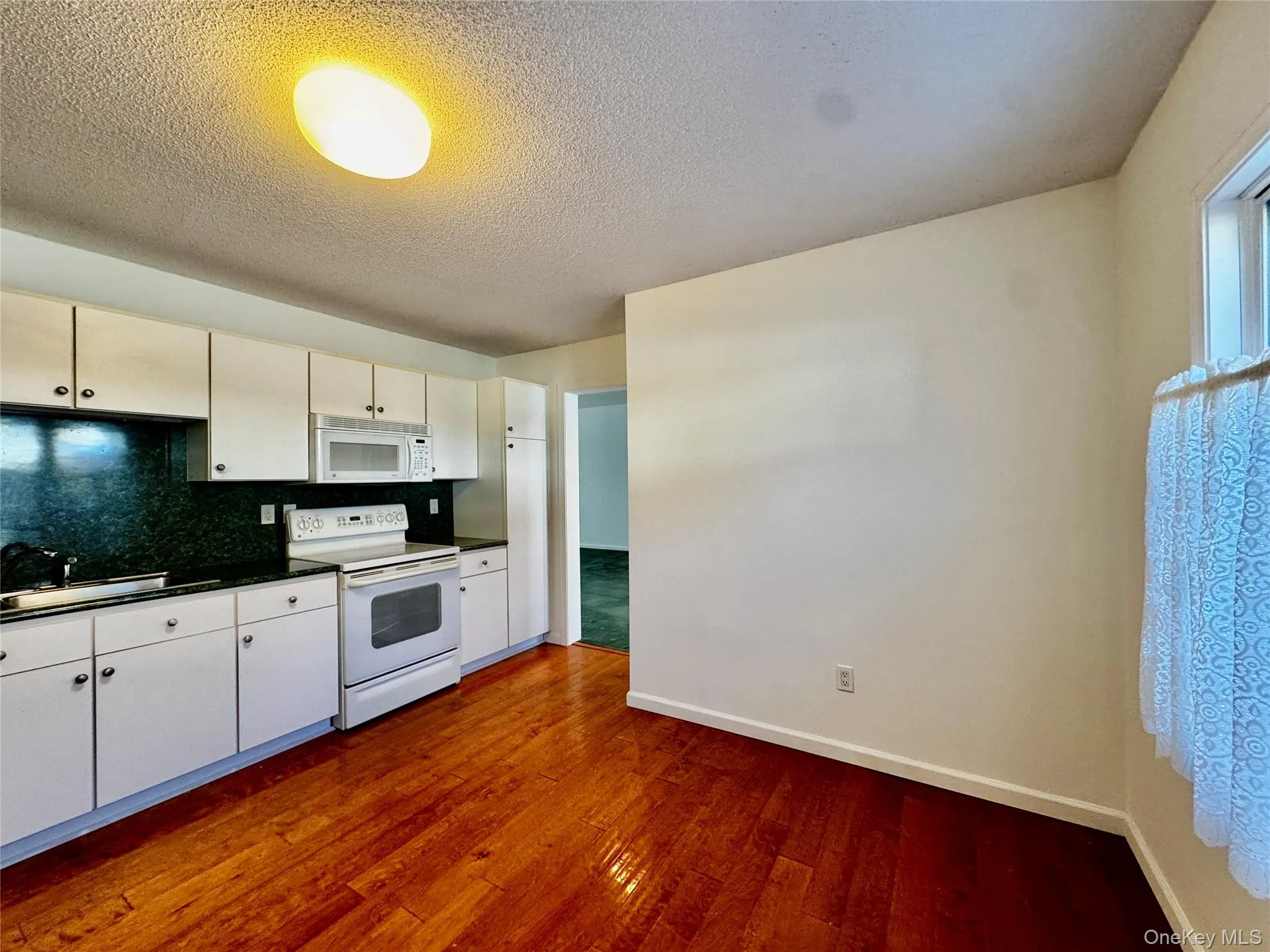 Plenty of counter space and cabinets Plenty of counter space and cabinets